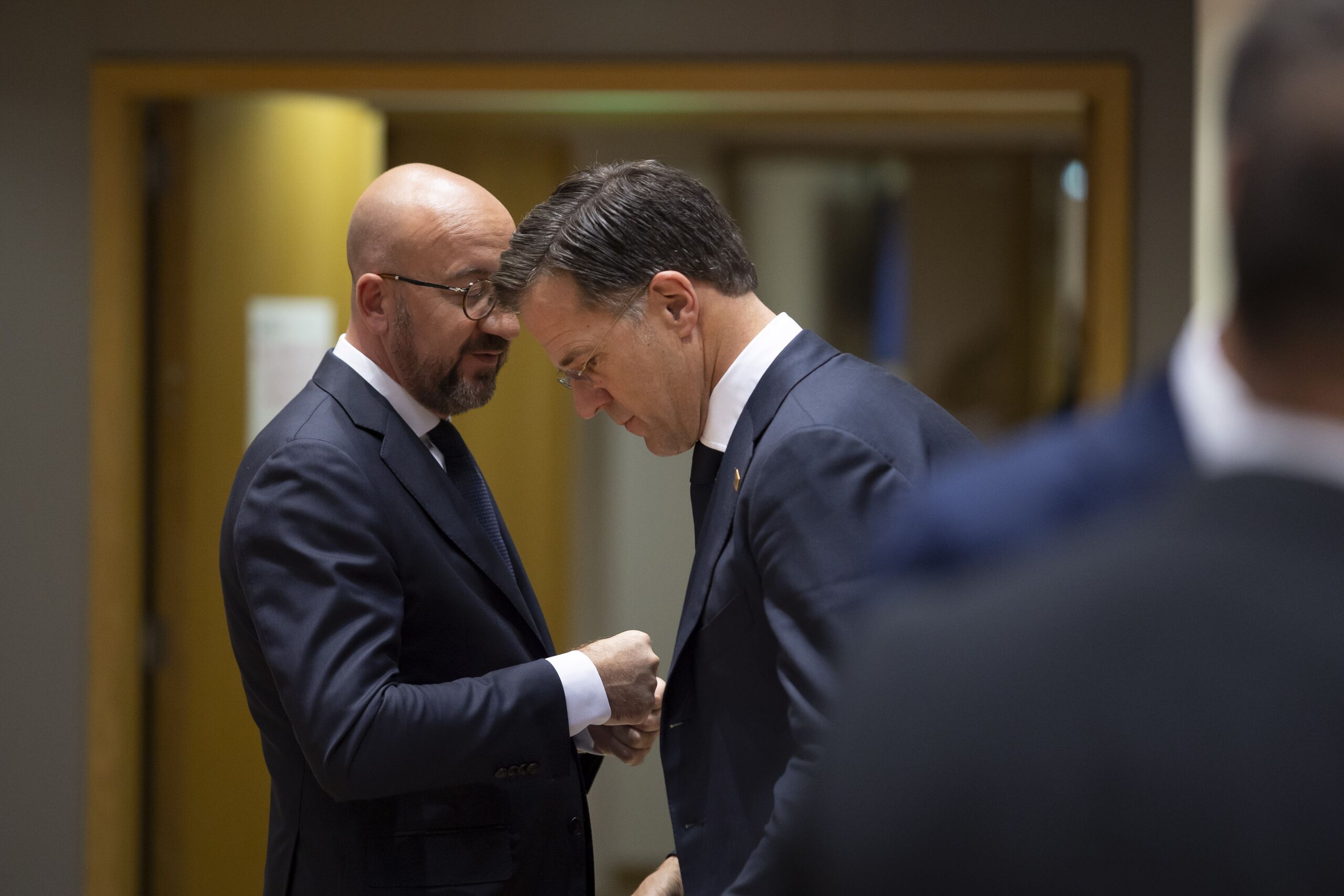 Premier Mark Rutte spreekt op de EU-top over Oekraïne met Charles Michel, voorzitter van de Europese Raad.