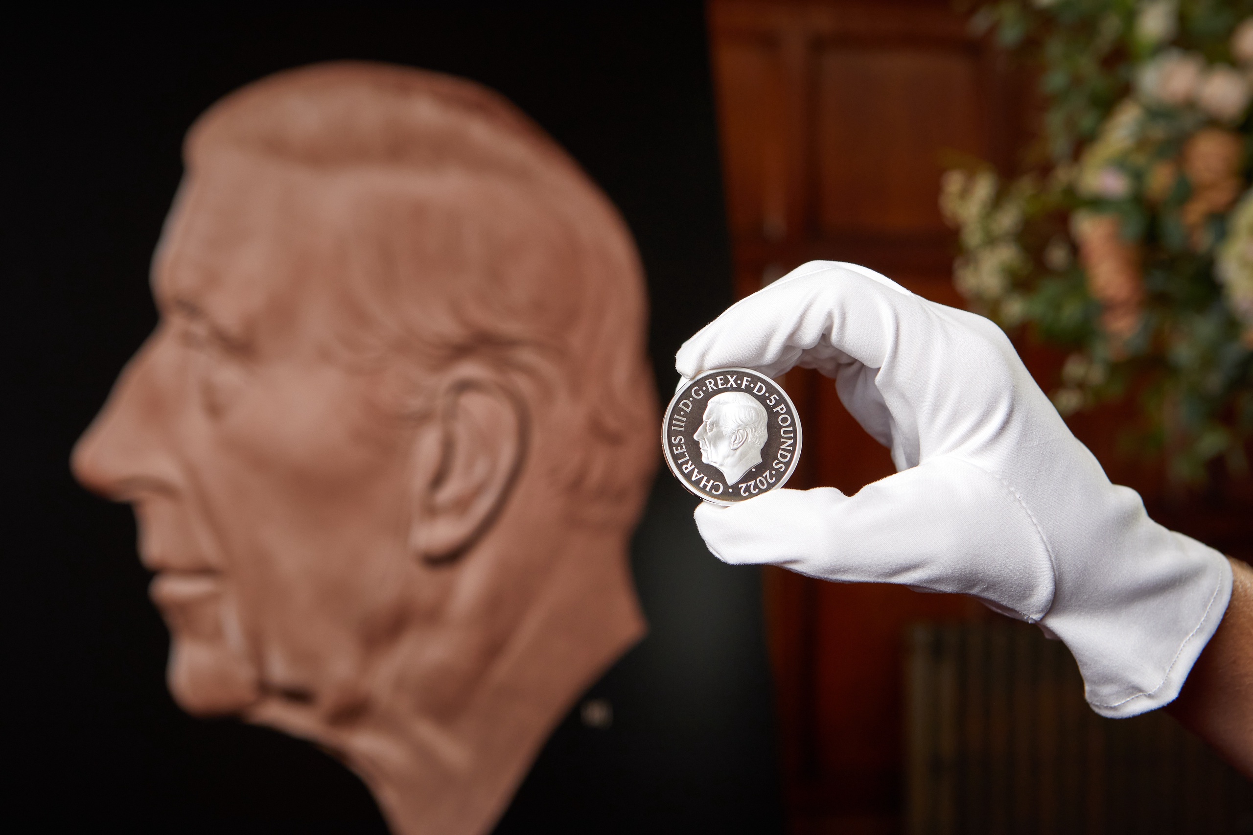 Koning Charles kijkt naar links op de munten, in tegenstelling tot zijn moeder die naar rechts keek