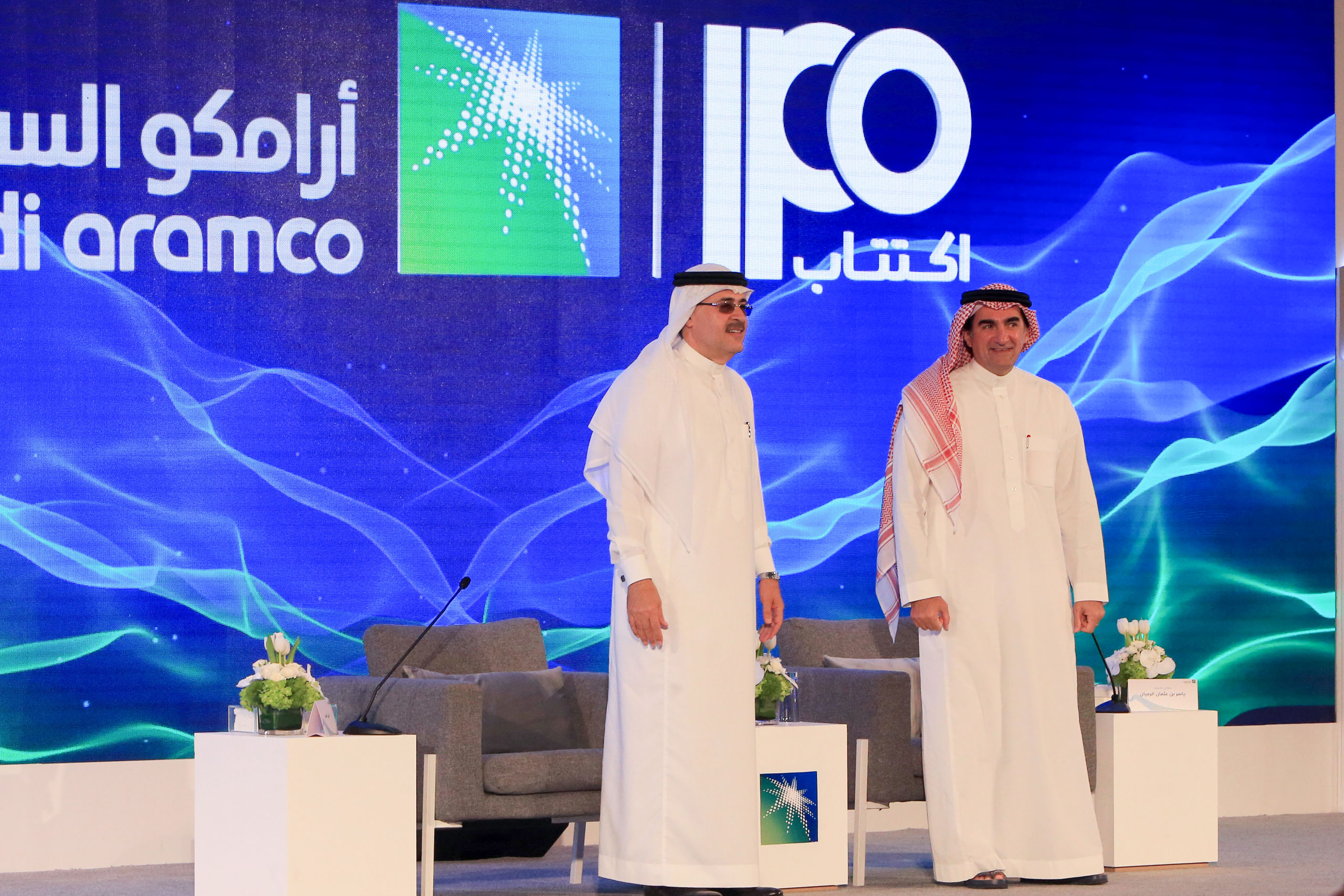 President en CEO van Saudi Aramco Amin Nasser (l) en Aramco's voorzitter Yasir al-Rumayyan