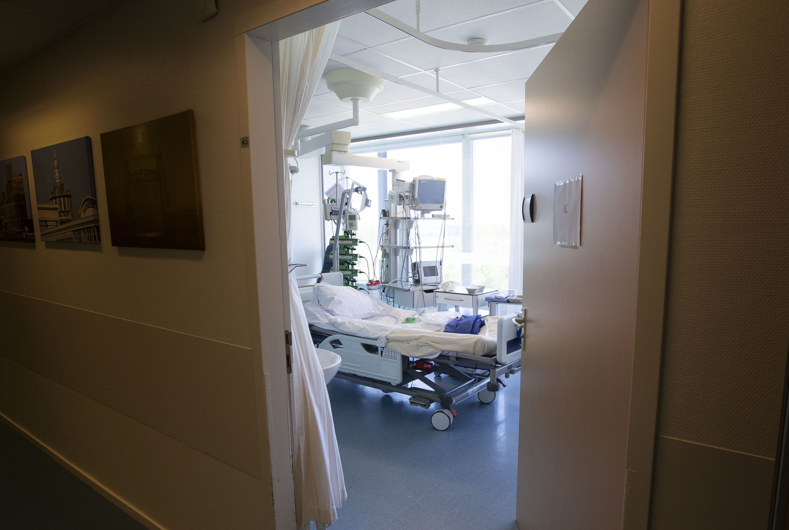 Een intensive care (IC) kamer in een ziekenhuis.