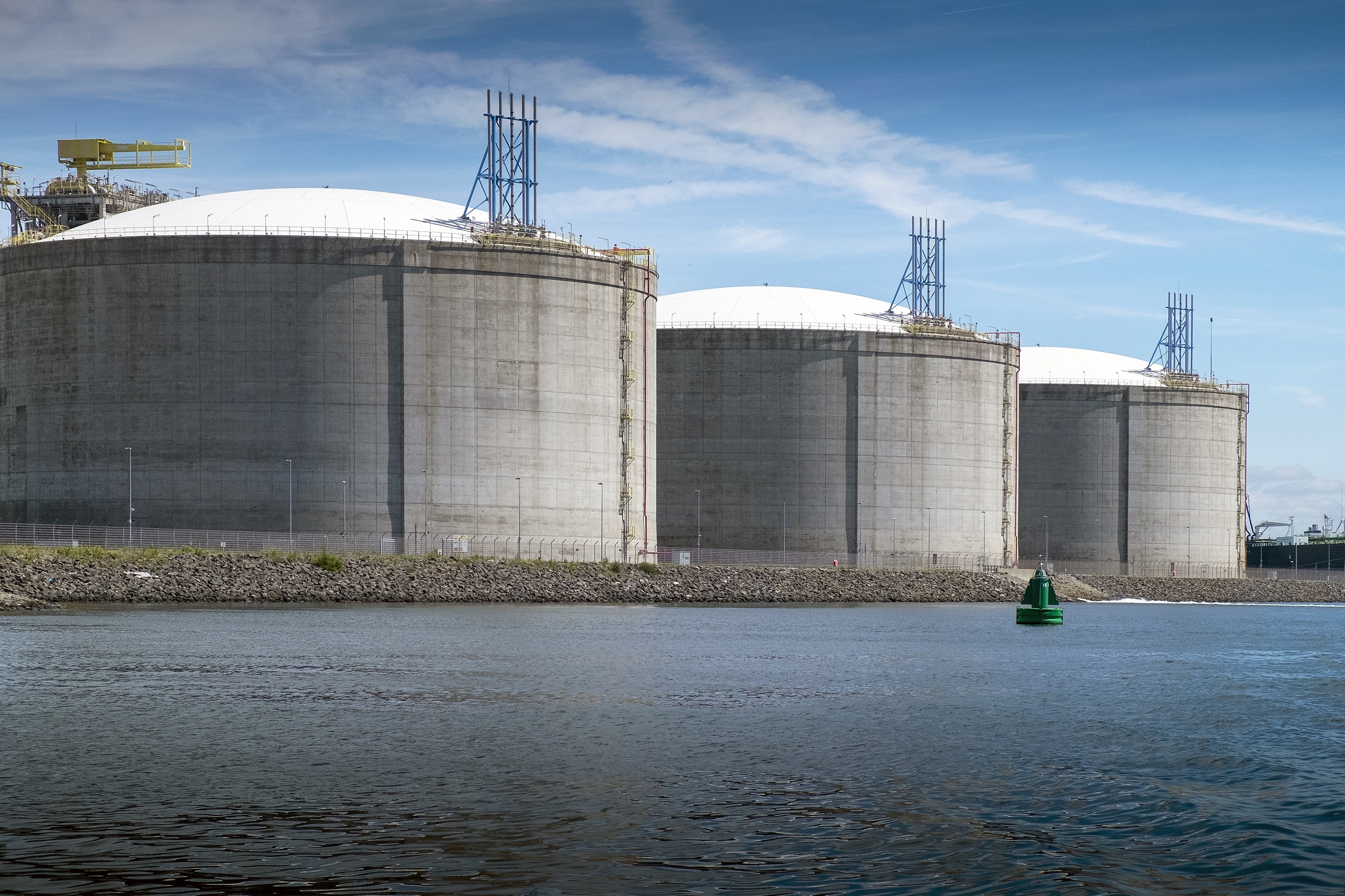 LNG-importterminal in Rotterdam van de Gasunie en Vopak op de Maasvlakte nabij de haveningang. Drie opslagtanks met elk een opslagcapaciteit van 180.000 m3 maken het mogelijk om grote hoeveelheden LNG of vloeibaar gas in één keer te lossen. 