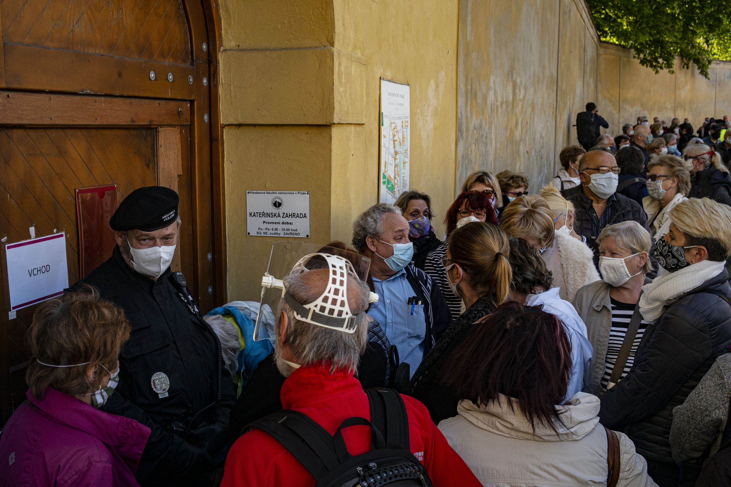 Inwoners van Praag staan in de rij om getest te worden, onderdeel van de exit-strategie van Tsjechië. Tsjechië hoopt op 8 juni de laatste versoepeling van de maatregelen te kunnen invoeren.