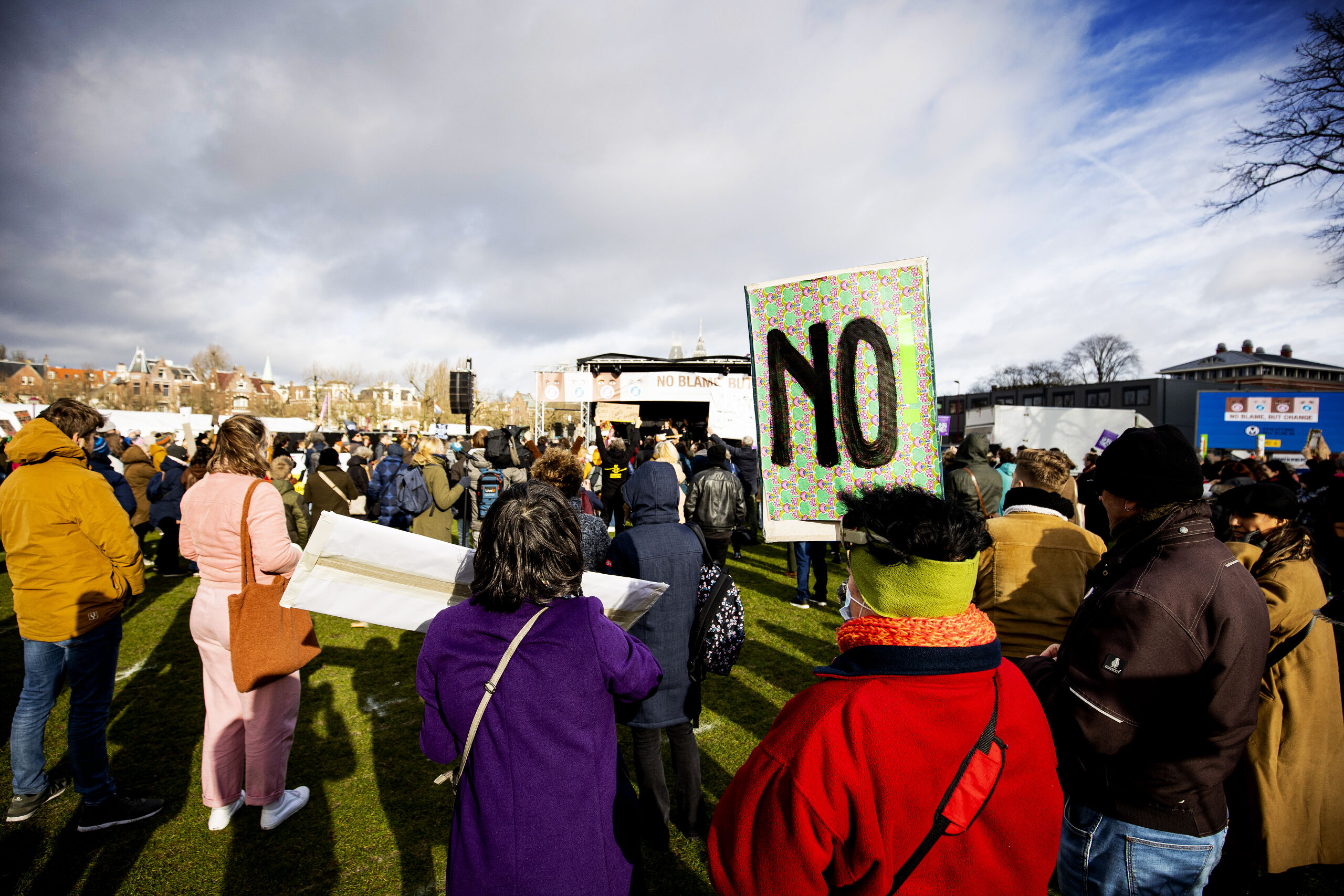 Een demonstratie op het Museumplein tegen seksueel overschrijdend gedrag.
