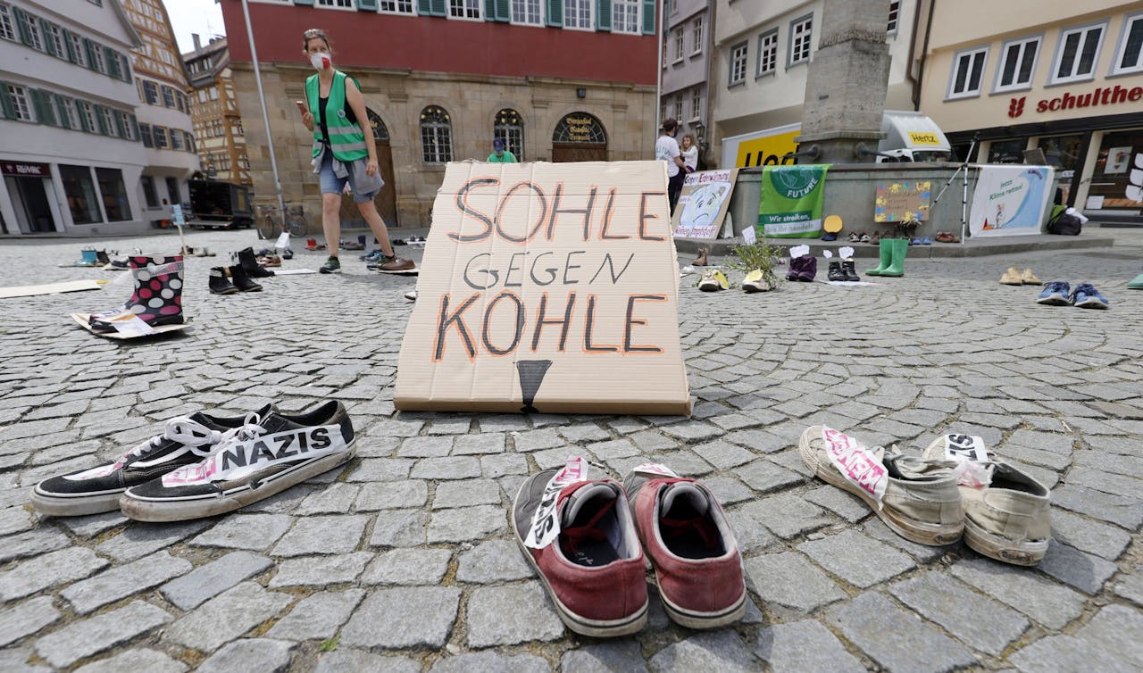 Een klimaatdemonstratie in het Duitse Esslingen met een vreemde aanblik door de coronaregels die ertoe verplichten om voldoende afstand van elkaar te houden.