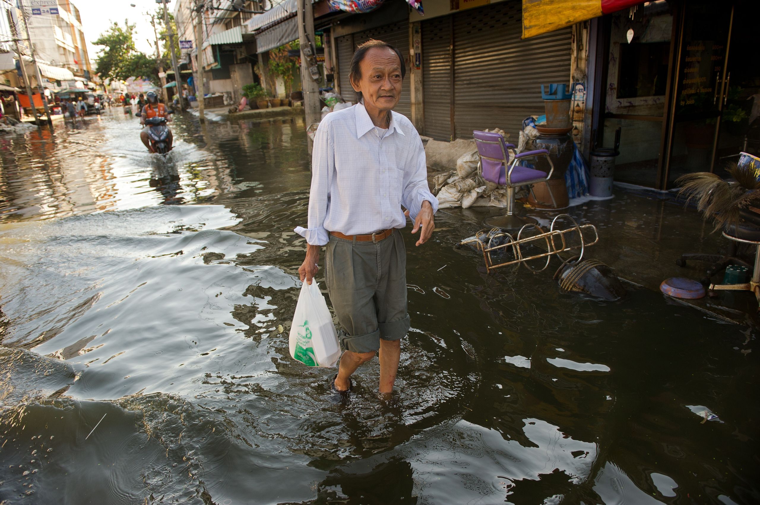 Een overstroming in de miljoenenstad Bangkok. Een laaggelegen stad die met angst en beven uitkijkt naar een flinke stijging van de zeespiegel. 
