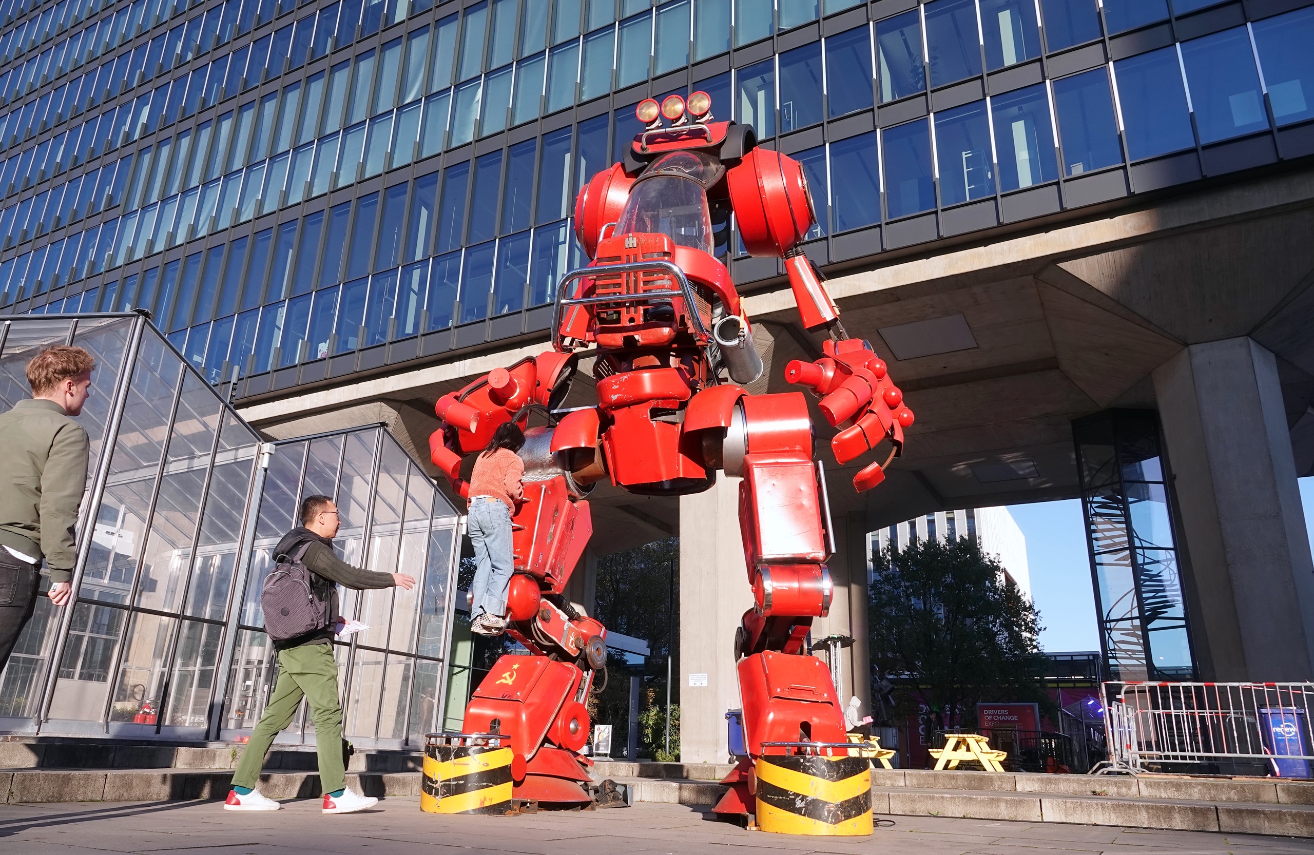 Pays-Bas - Eindhoven - 2021. Jelle de Graaf a fabriqué un robot à partir de déchets.  Le robot est situé sur le terrain de TU Eindhoven.  Pendant la Dutch Design Week, vous pouvez grimper dans la tête et contrôler le robot.  Photo ANP / Hollandse Hoogte / Berlinda van Dam