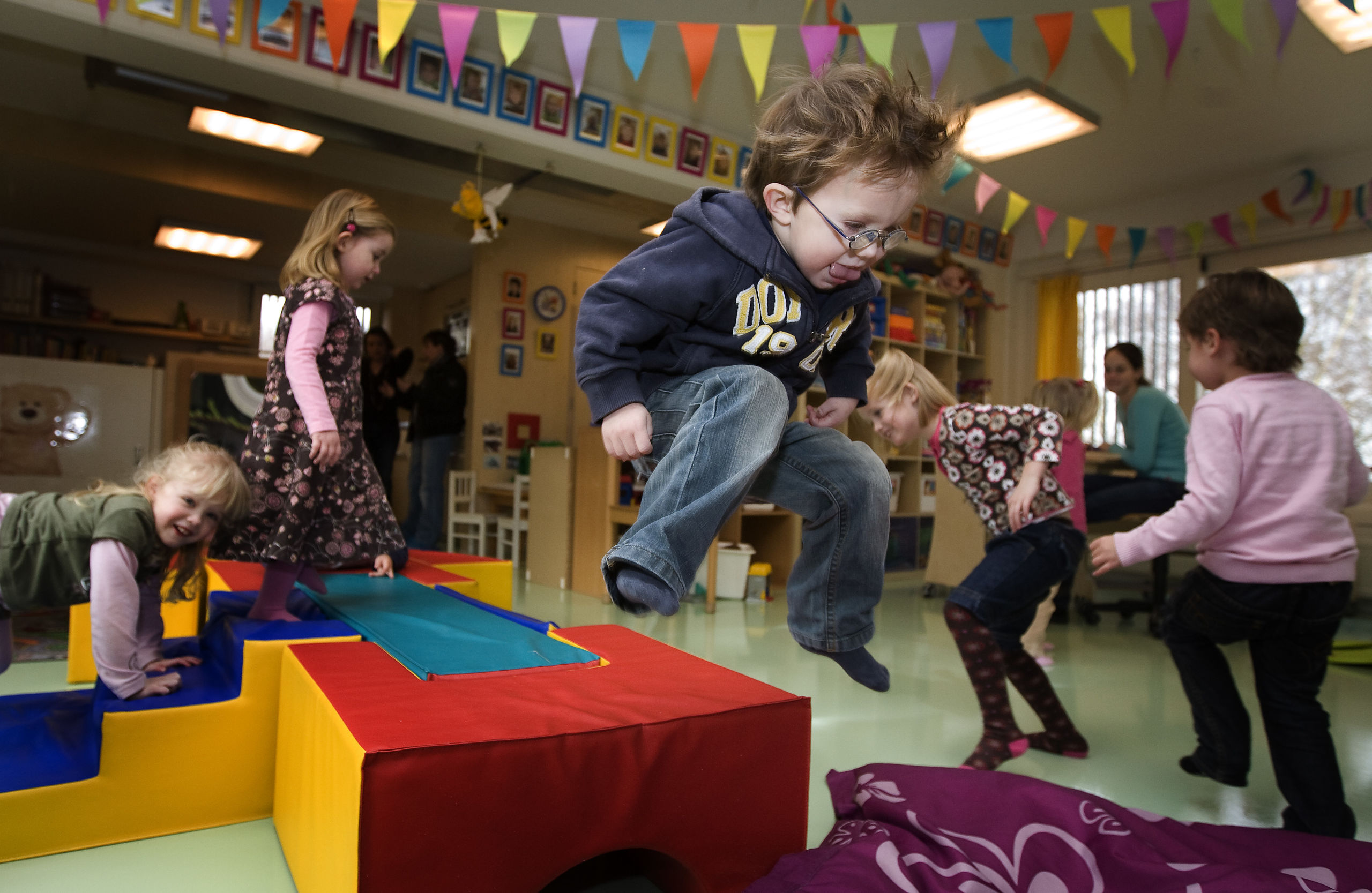 Spelende kinderen op het kinderdagverblijf De Blokkendoos in Uithoorn.