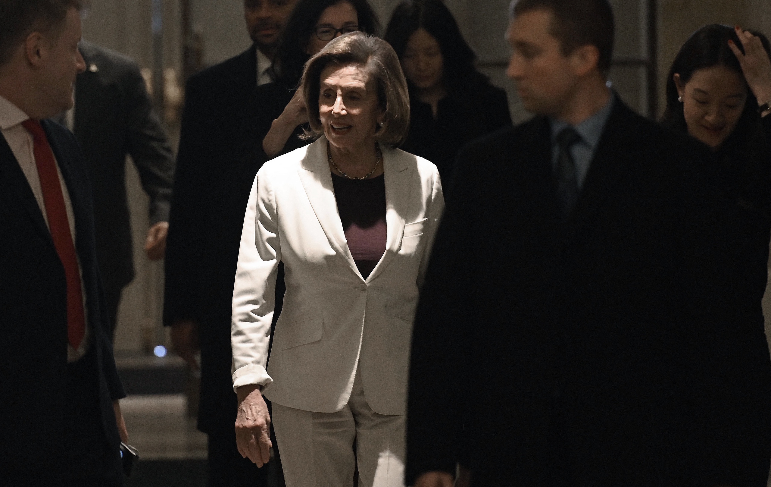 De Amerikaanse toppolitica Nancy Pelosi stelt zich niet herkiesbaar als fractievoorzitter van de Democratische Partij in het Huis van Afgevaardigden. Pelosi zegt wel aan te blijven als afgevaardigde om de belangen van haar district te blijven behartigen. 