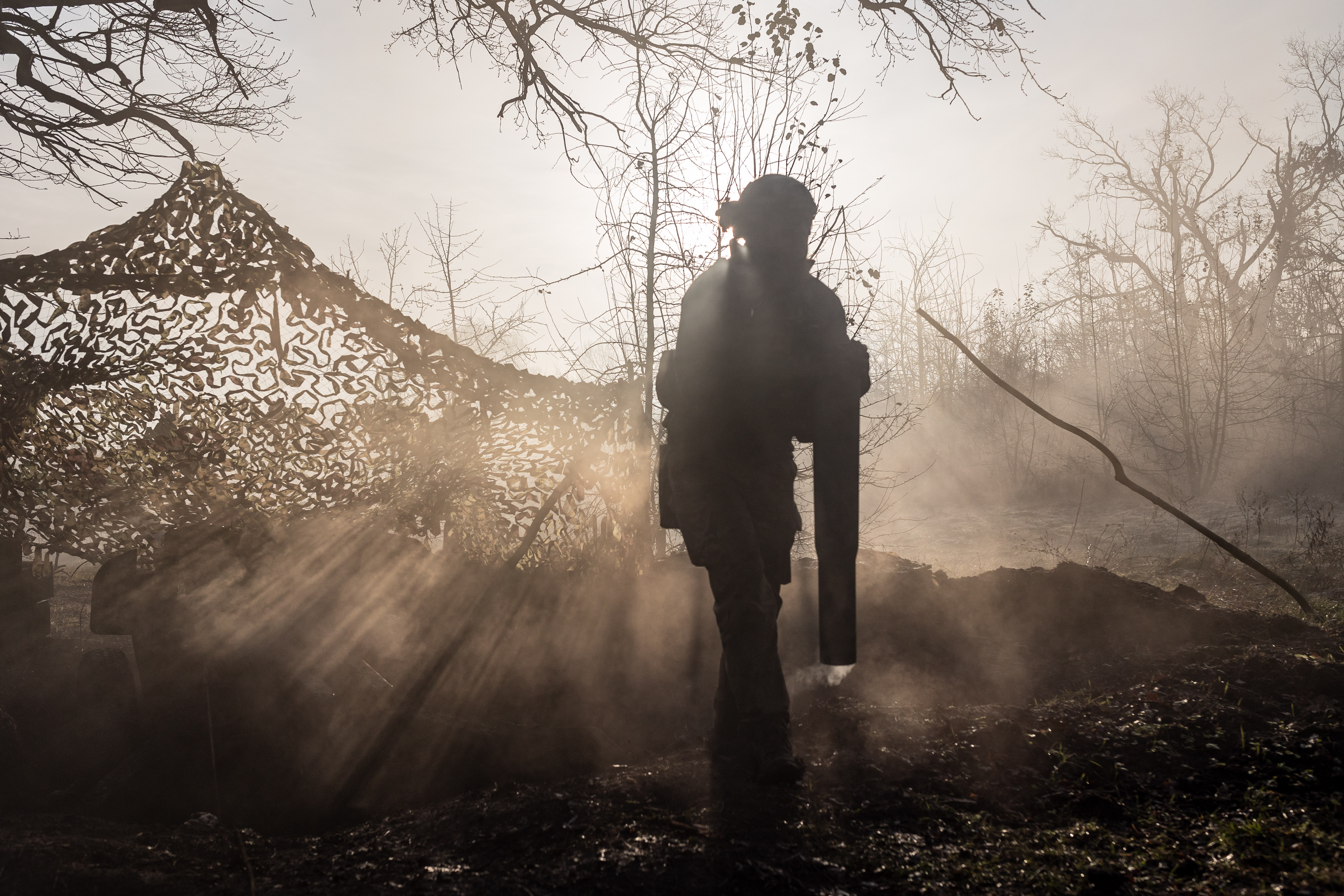 Ein ukrainischer Soldat in Stellung bei Bachmut. Foto: Diego Herrera Carcedo / Anadolu
