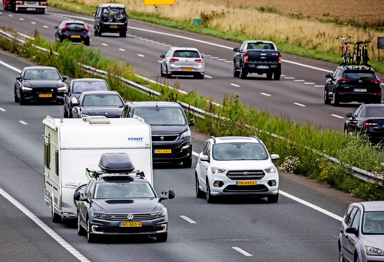 Veel vakantieverkeer op de snelwegen met campers en caravans op weg naar hun vakantiebestemming in Nederland of Europa. Caravans en campers op de snelweg op weg naar hun vakantiebestemming in binnen- of buitenland.