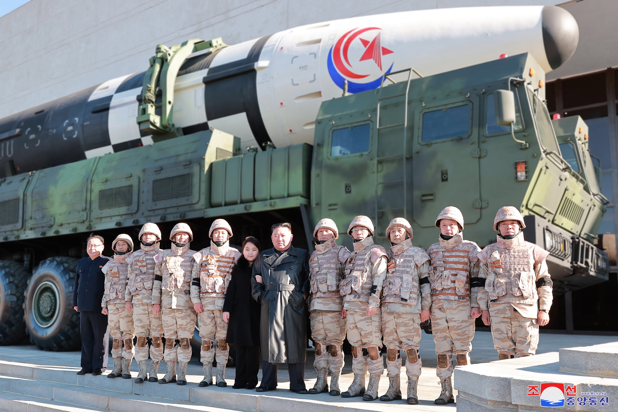 Kim Jong-un bij een ICBM-raket.