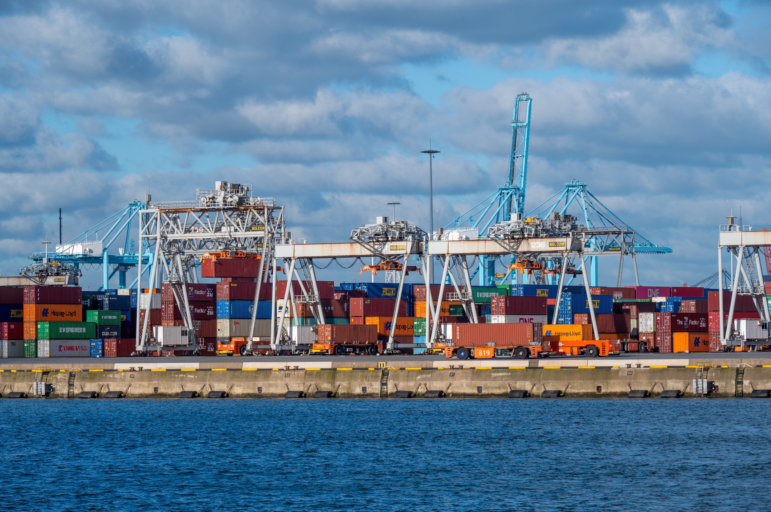 Containers op het terrein van containerterminal ECT in Rotterdam