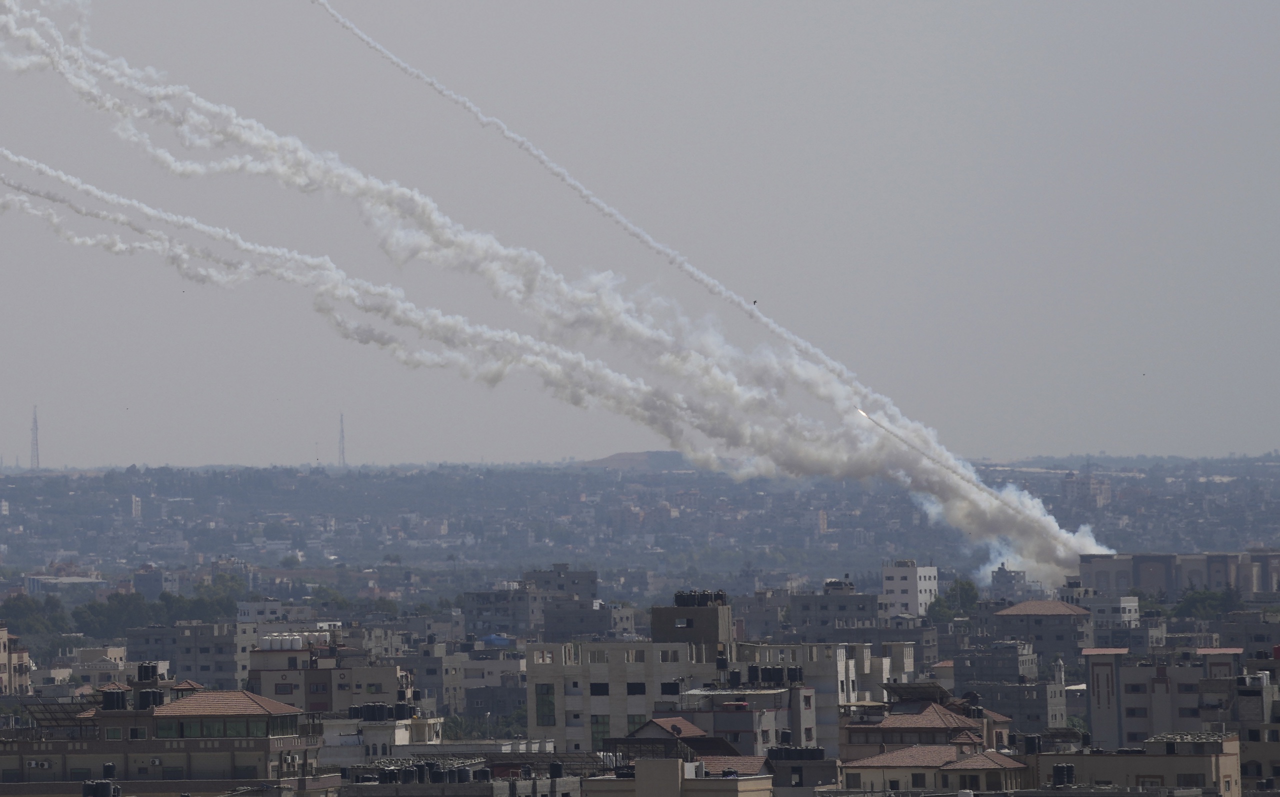 Raketten worden gelanceerd vanuit de Gazastrook richting Israël, in Gaza-stad