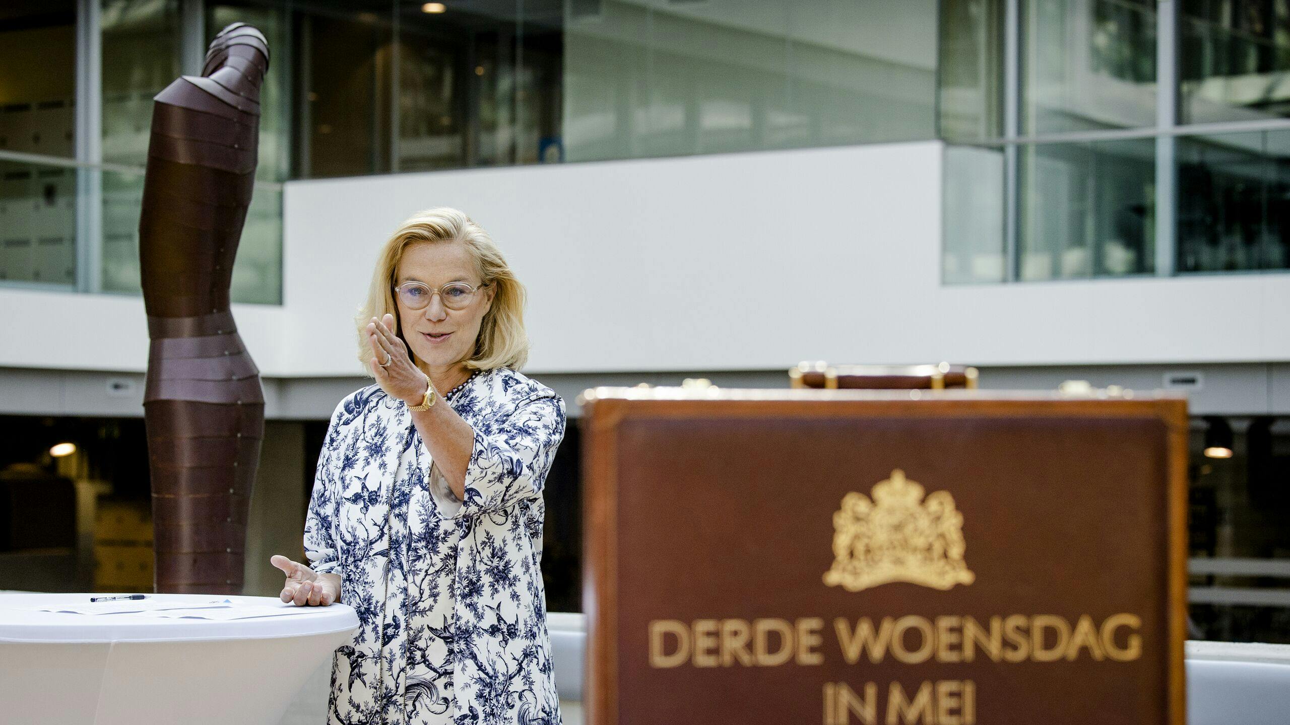 Minister van Financiën Sigrid Kaag met het koffertje voor Verantwoordingsdag. 