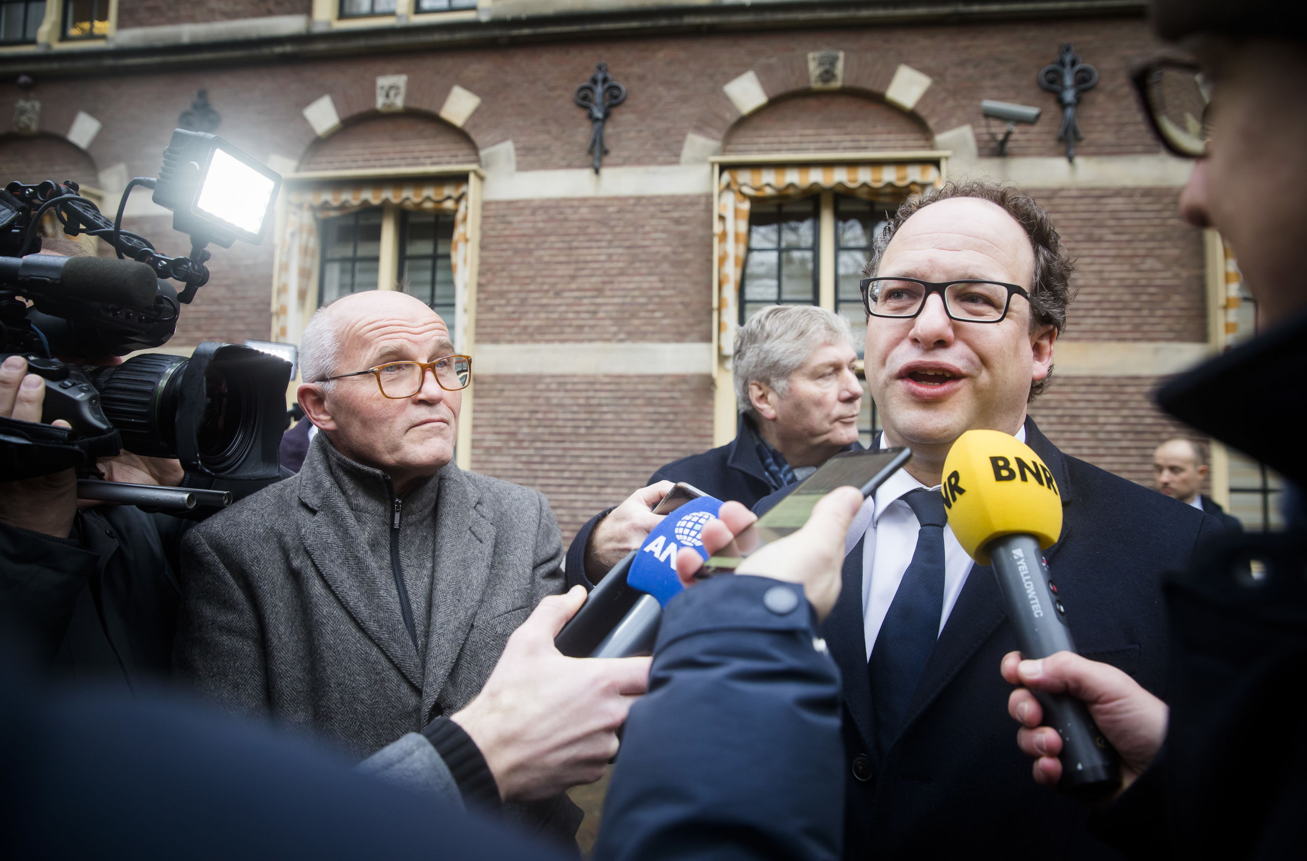 Minister Wouter Koolmees van Sociale Zaken en Werkgelegenheid (D66) bij aankomst op het Binnenhof voor de wekelijkse ministerraad.