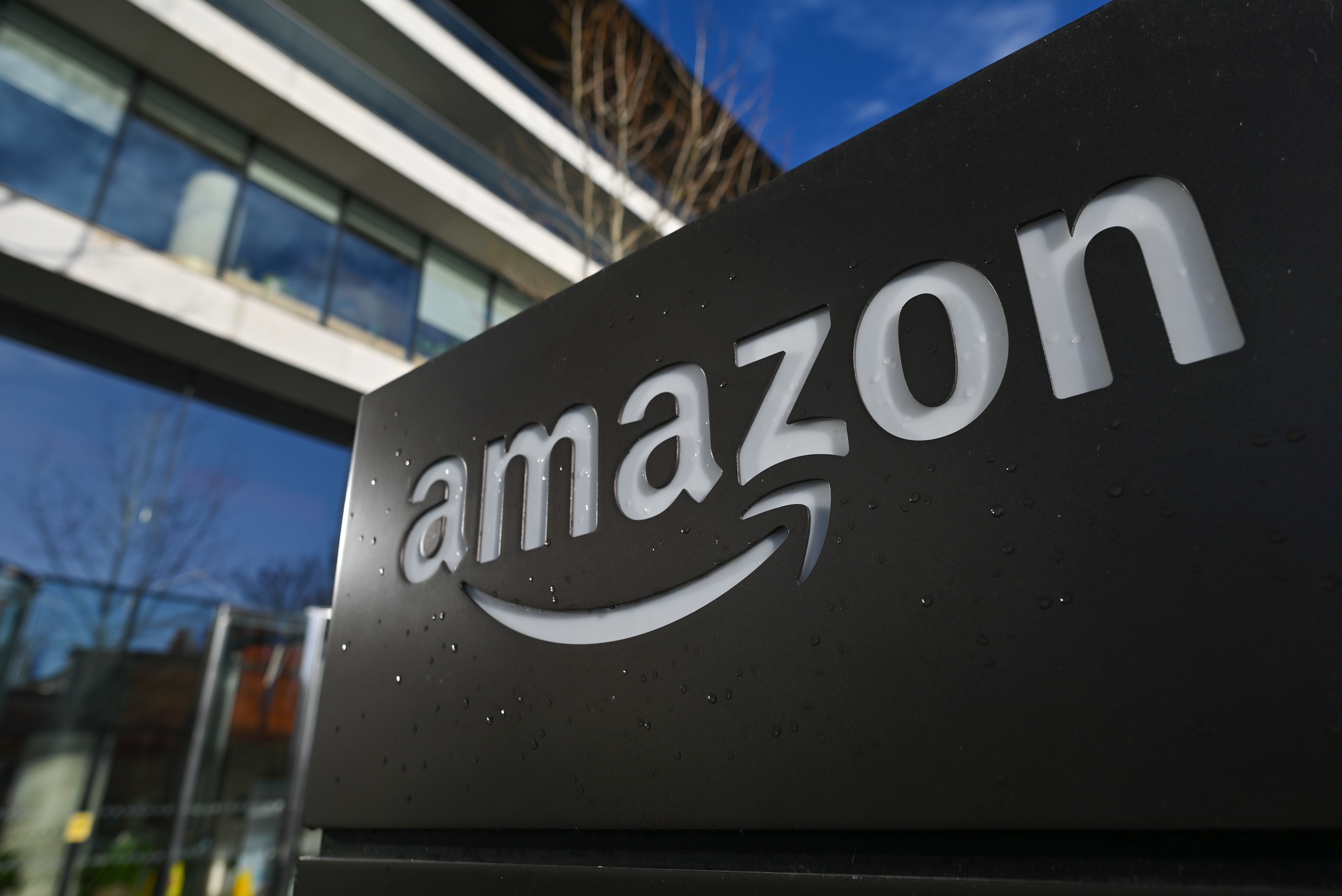 Techbedrijf Amazon gaat wereldwijd nog eens 9000 banen schrappen. Dat meldt persbureau Bloomberg. 
