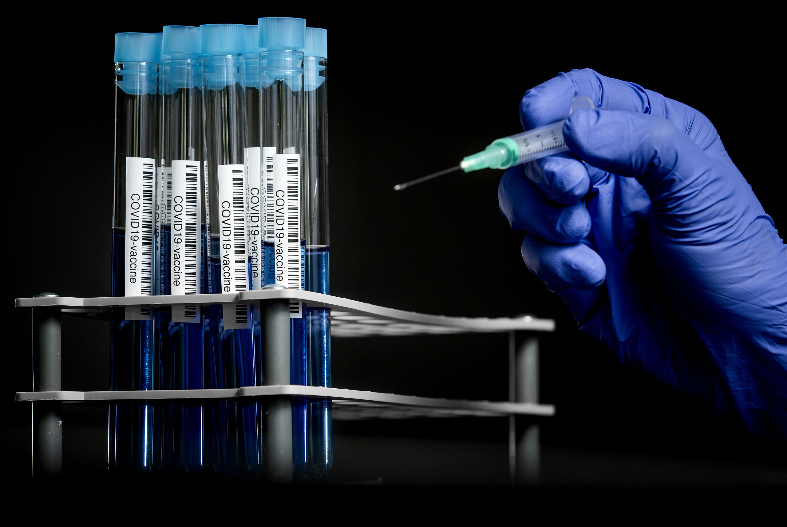 Reageerbuisjes met een medicijn of vaccin tegen het COVID-19