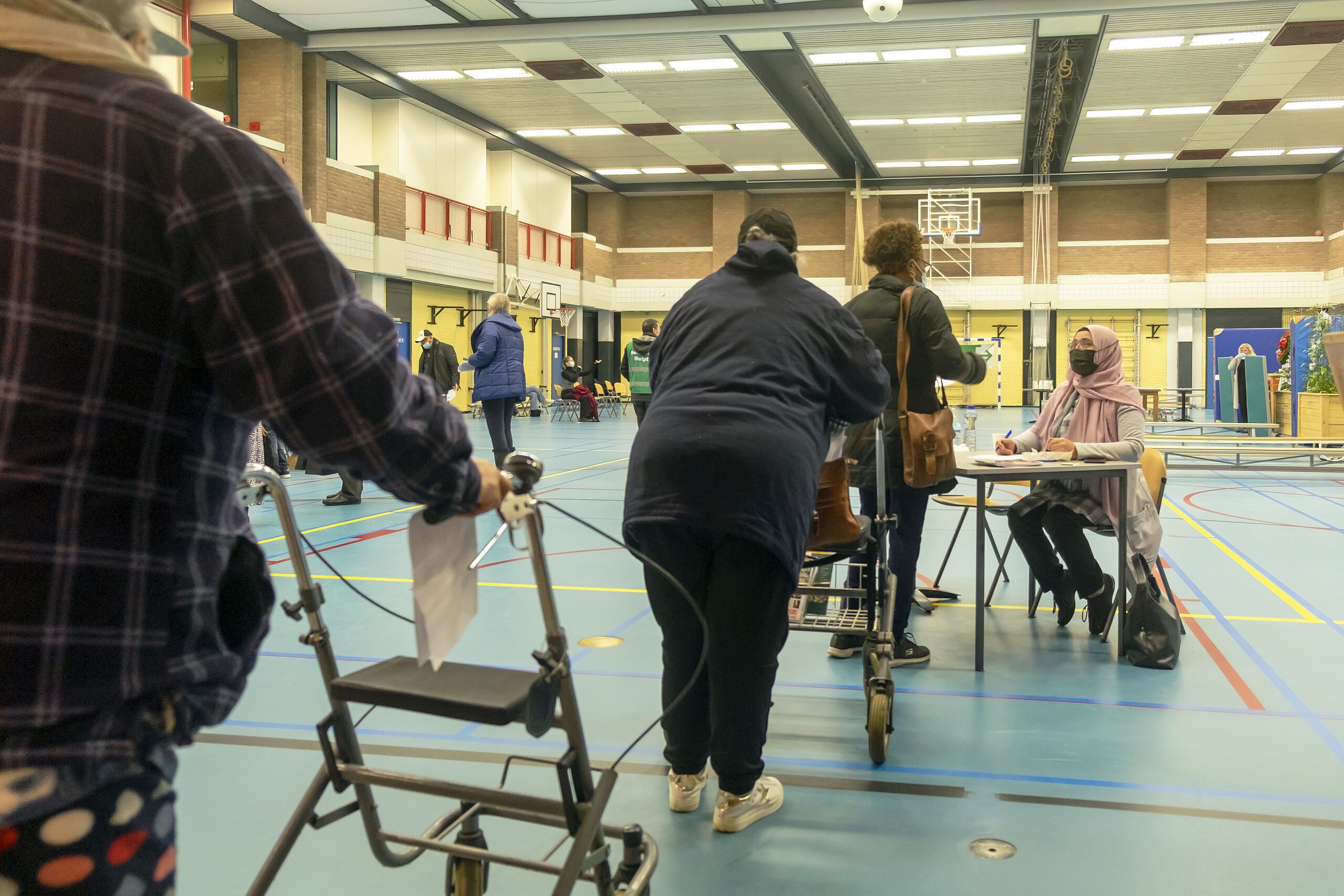 Vanuit de gymzaal van wijkcentrum Pier 80 wordt er volop geprikt in de Rotterdamse wijk Delfshaven.