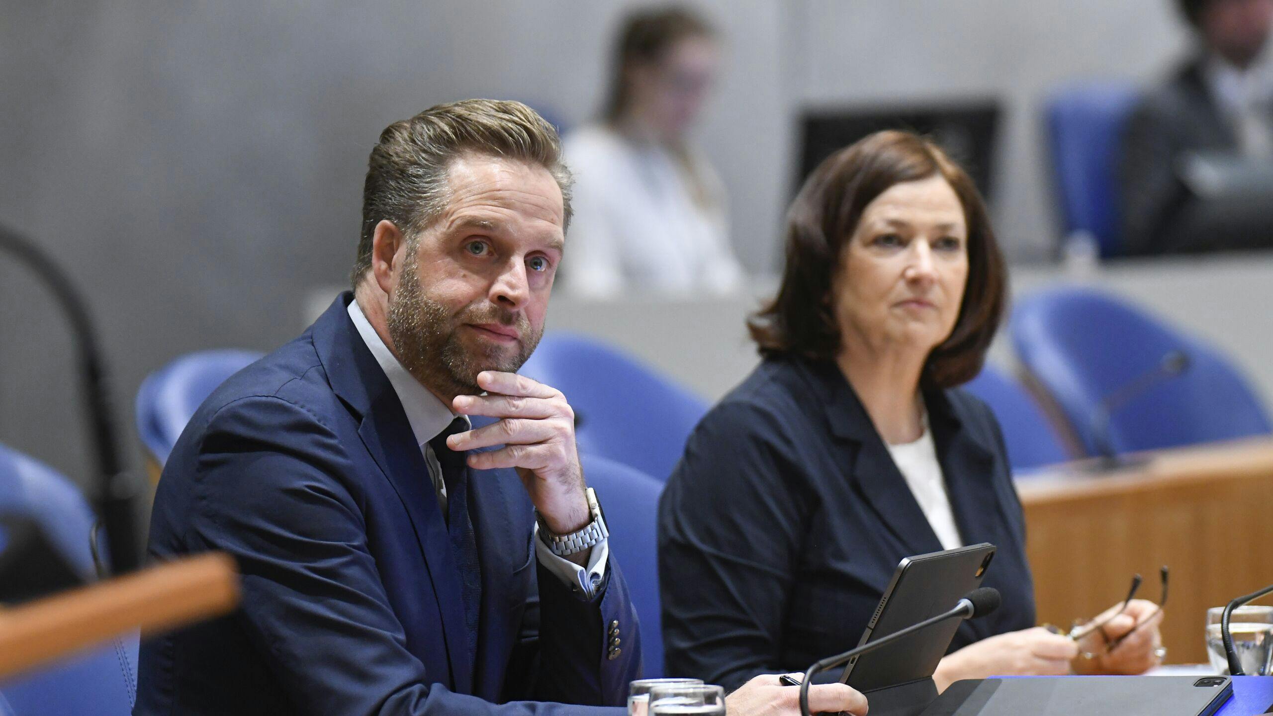 CDA-minister Hugo de Jonge en minister Conny Helder tijdens het debat over mondkapjesdeal