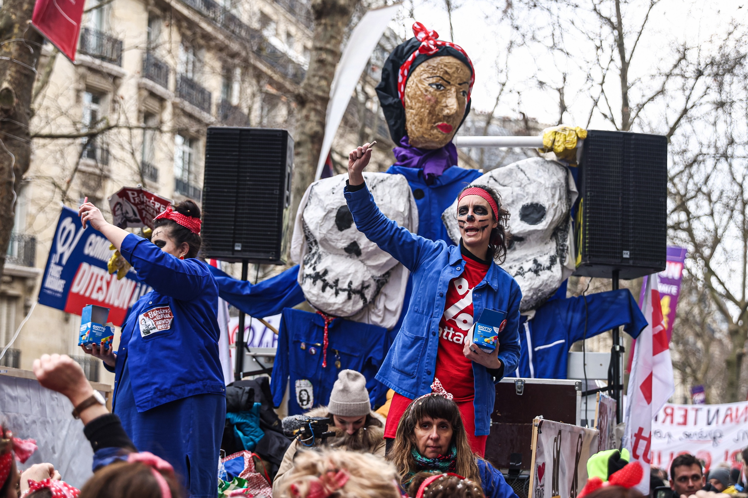 Mardi, les rues des villes françaises se remplissent à nouveau de manifestants alors que commence la sixième journée d'action contre la réforme des retraites du président Emmanuel Macron. 