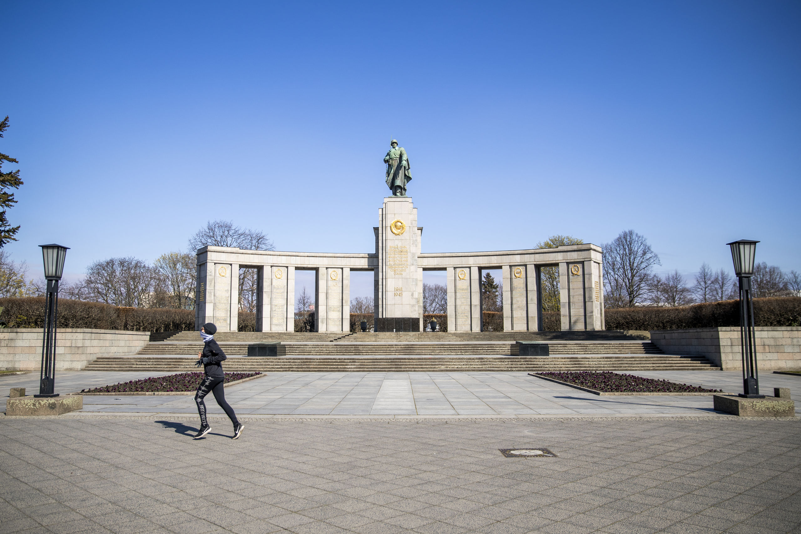 Een eenzame jogger passeert het Sowjetische Ehrenmal Tiergarten, vlakbij Brandenburger Tor. Odd ANDERSEN / AFP