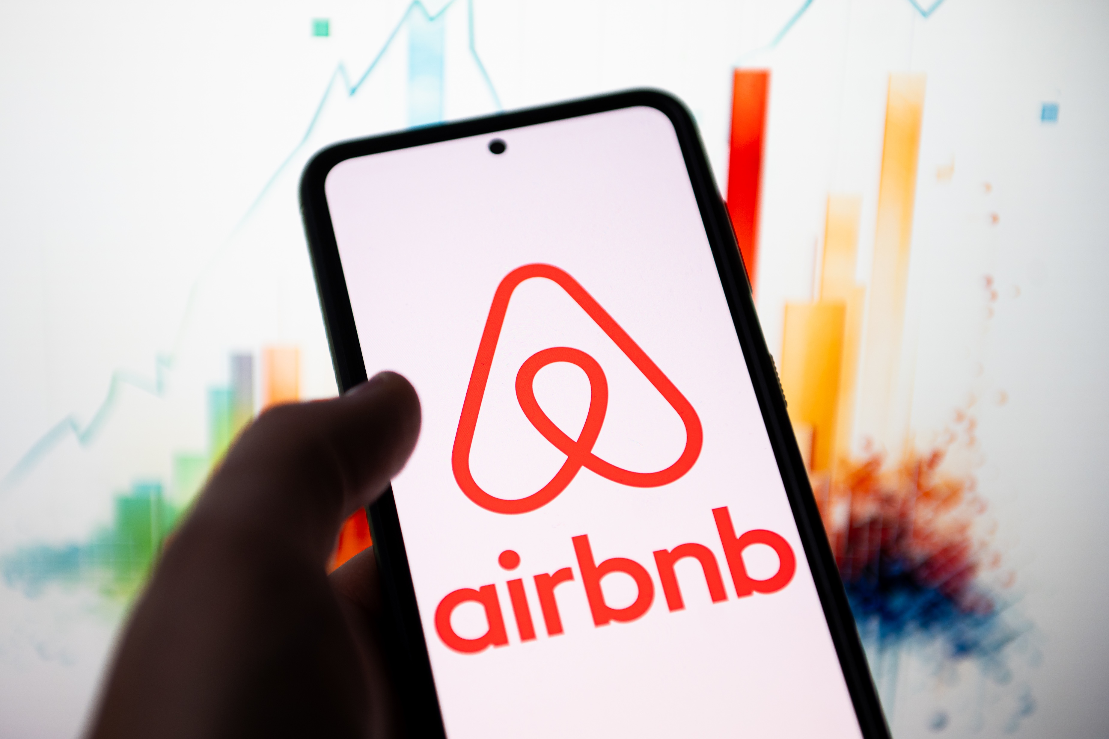 Il sito di affitti Airbnb pagherà al fisco italiano 576 milioni di euro per porre fine a una controversia su presunta evasione fiscale. (Foto di Mateusz Slodkowski / SOPA Images/Sipa USA)