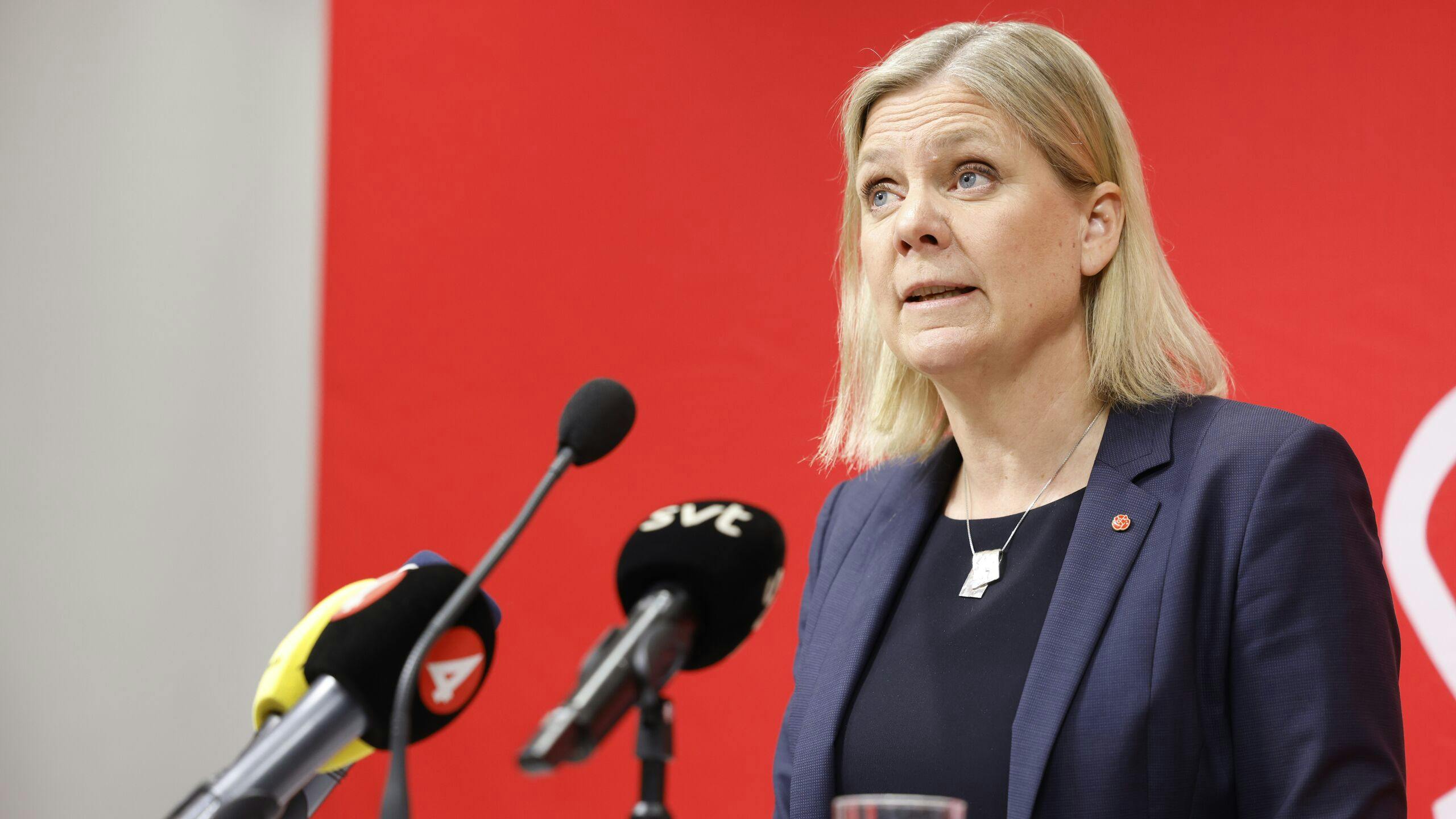 De Zweedse premier Magdalena Andersson geeft een persconferentie na de vergadering in Stockholm.