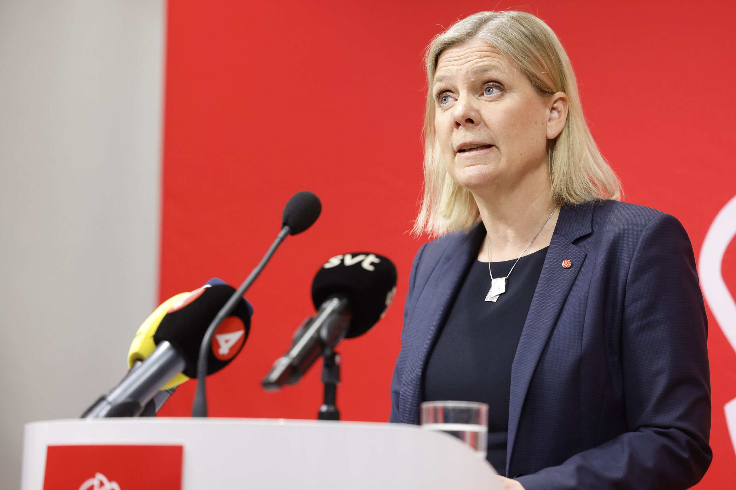 De Zweedse premier Magdalena Andersson geeft een persconferentie na de vergadering in Stockholm.