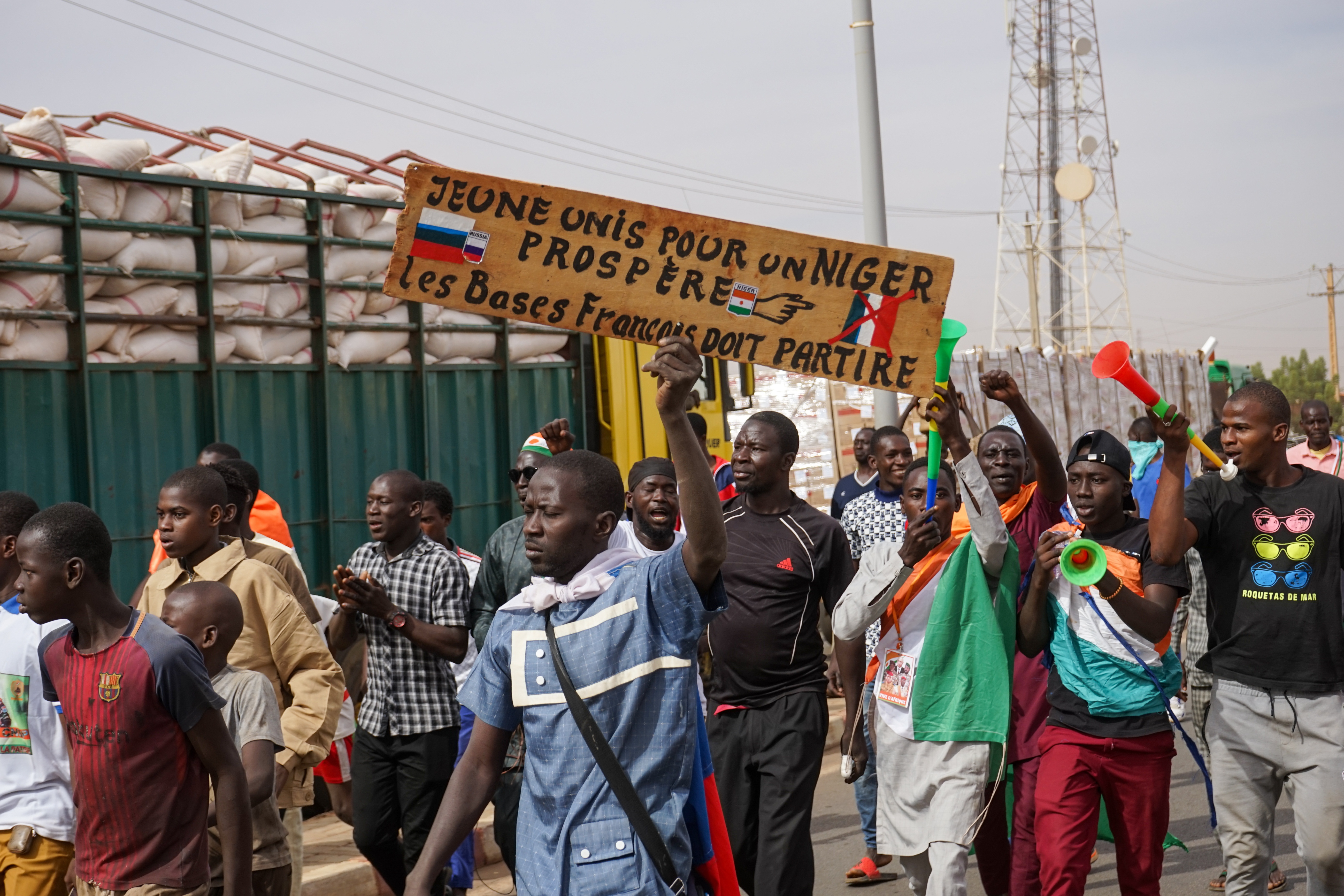 Le Niger a suspendu sa coopération avec l'Organisation internationale de la Francophonie (OIF), ont indiqué des responsables militaires.  Le Niger serait en train de couper lentement ses liens avec l’ancien dirigeant français, rapporte Reuters.