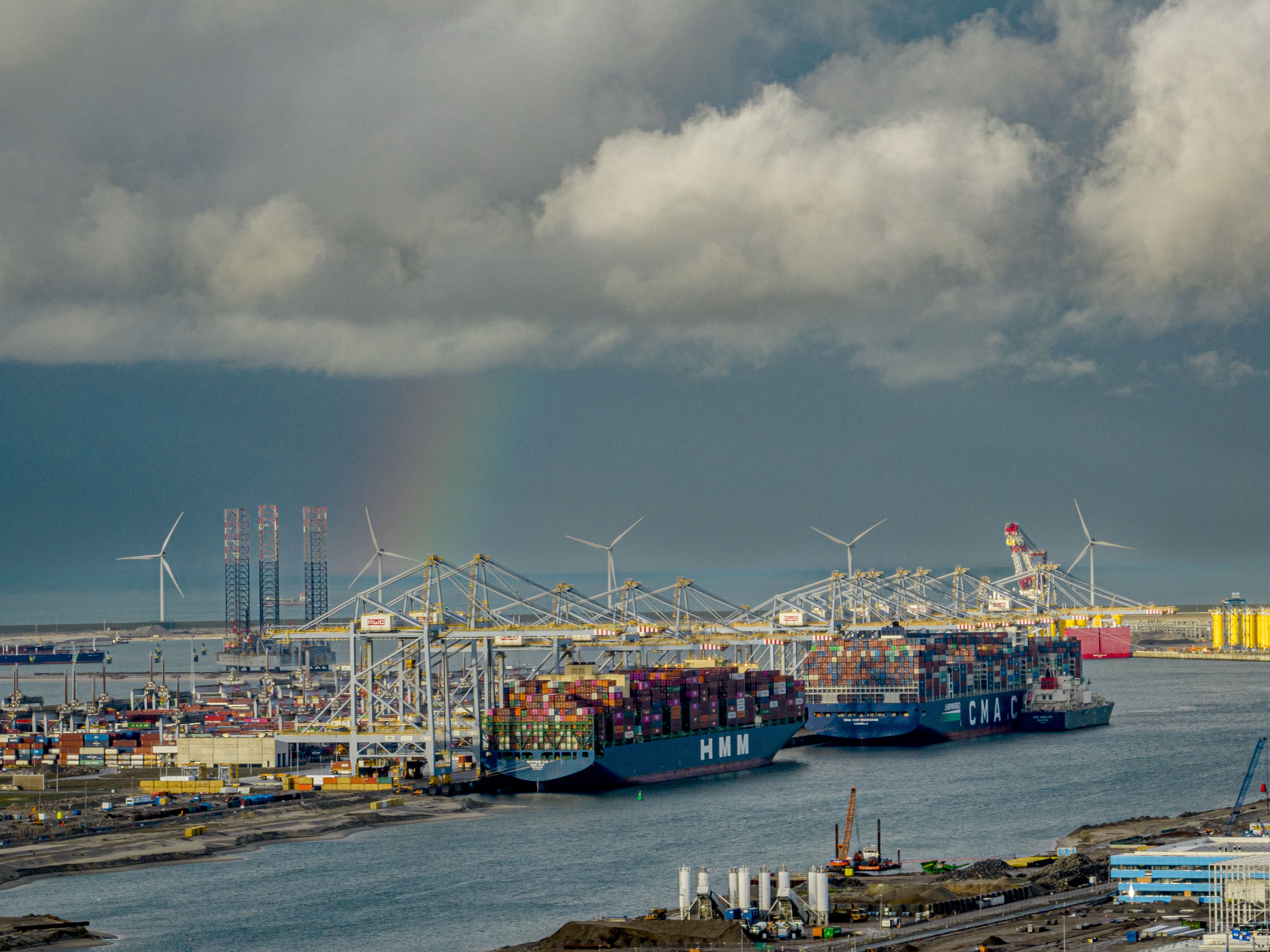 Drukte In De Rotterdamse Haven Door Onrust Vaarweg Rode Zee | BNR ...