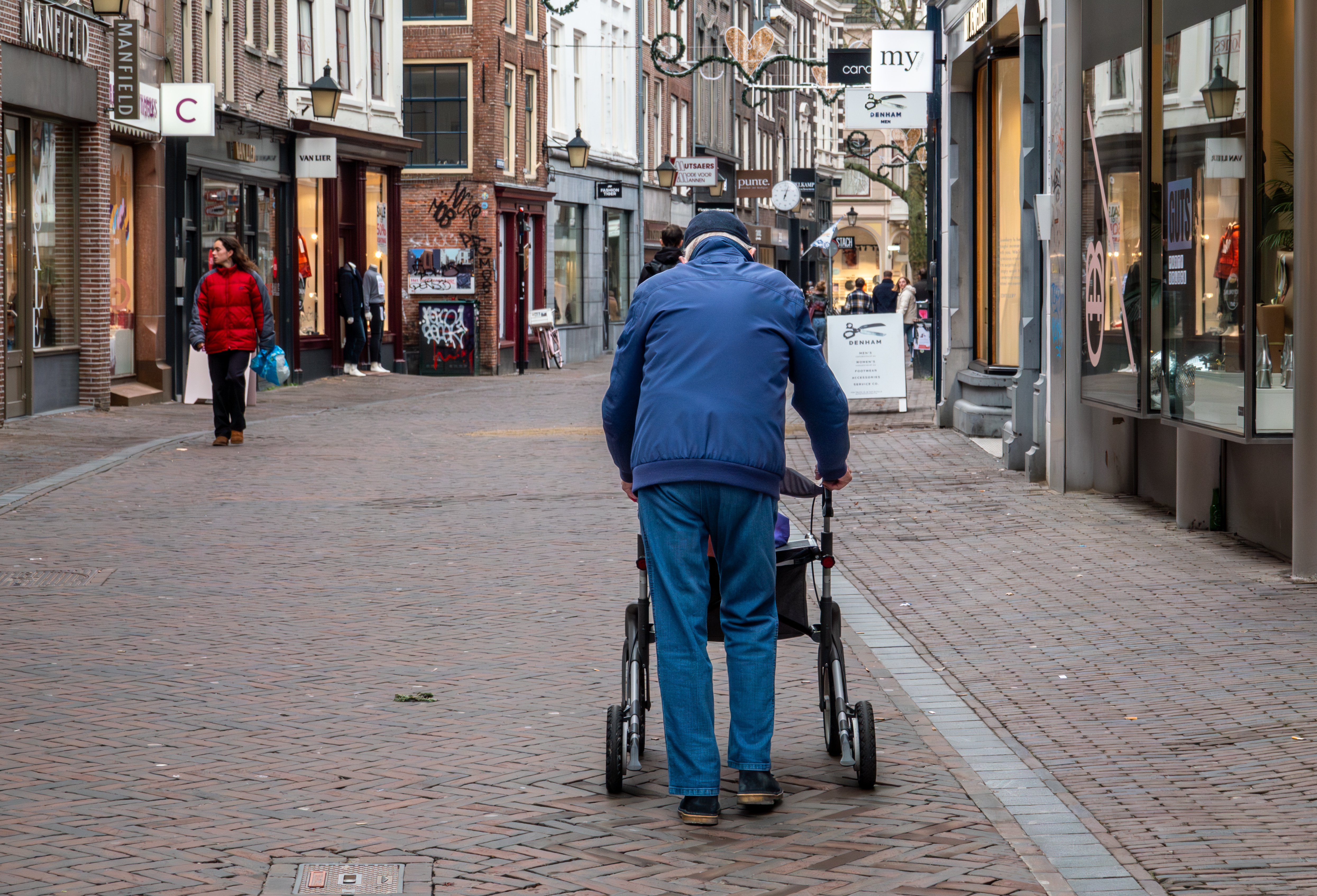 De Nederlandse economie is in de eerste drie kwartalen van 2023 gekrompen en zal dat waarschijnlijk ook hebben gedaan in het vierde kwartaal. In zo'n situatie is het eigenlijk logisch dat de werkloosheid stijgt en de lijnstijging minder wordt, maar dat gebeurt niet. ‘We zien hier de vingerafdrukken van de vergrijzing op de arbeidsmarkt.’ (ANP / Hollandse Hoogte / Egbert Hartman)