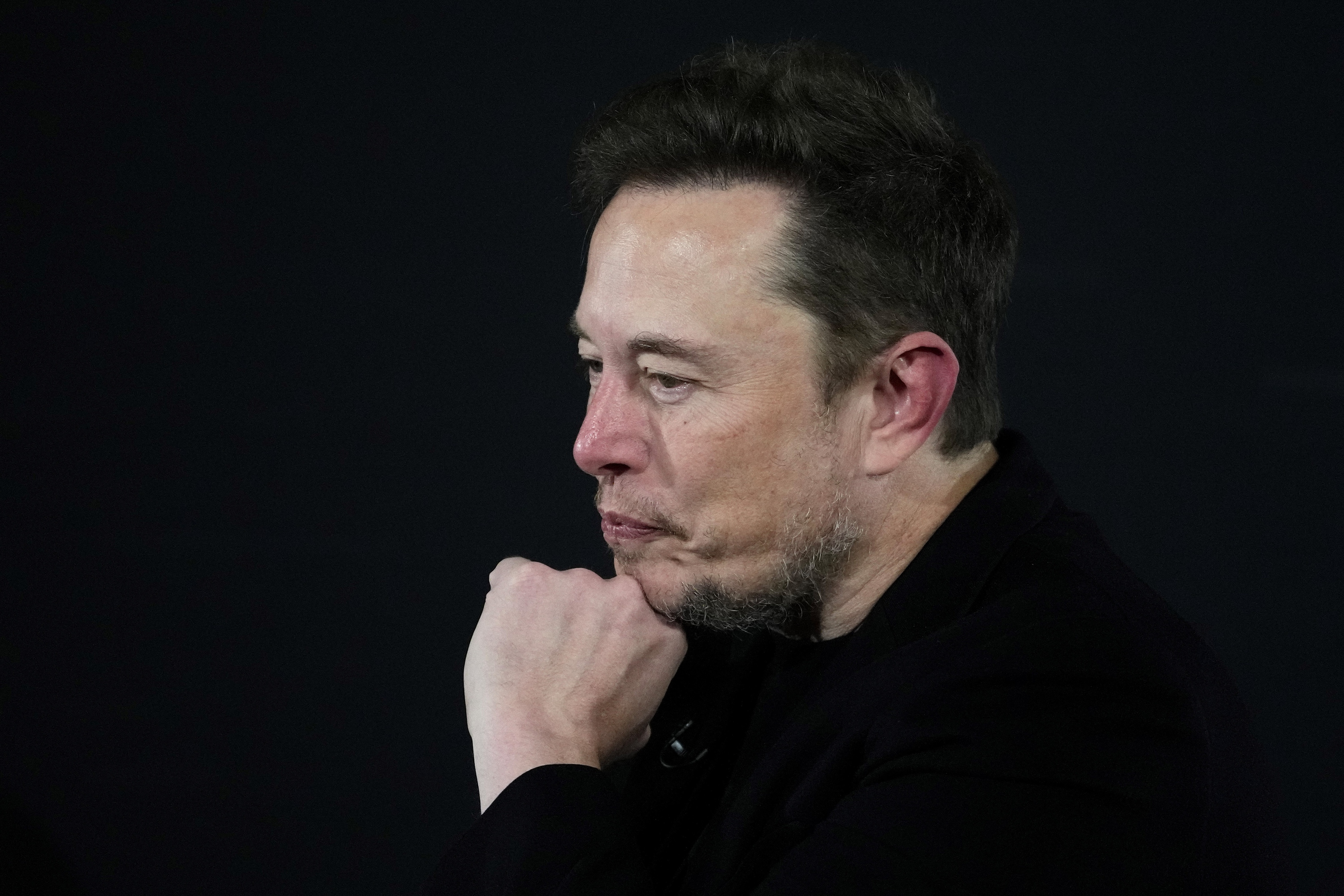 Het drugsgebruik van Elon Musk leidt tot zorgen bij leidinggevenden en bestuursleden van de bedrijven die hij leidt. Dat meldt The Wall Street Journal op basis van niet bij naam genoemde getuigen en andere ingewijden. Volgens de zakenkrant zou de steenrijke Tesla-topman en eigenaar van socialemediaplatform X onder meer LSD, cocaïne en ecstasy gebruiken, veelal op privéfeestjes.