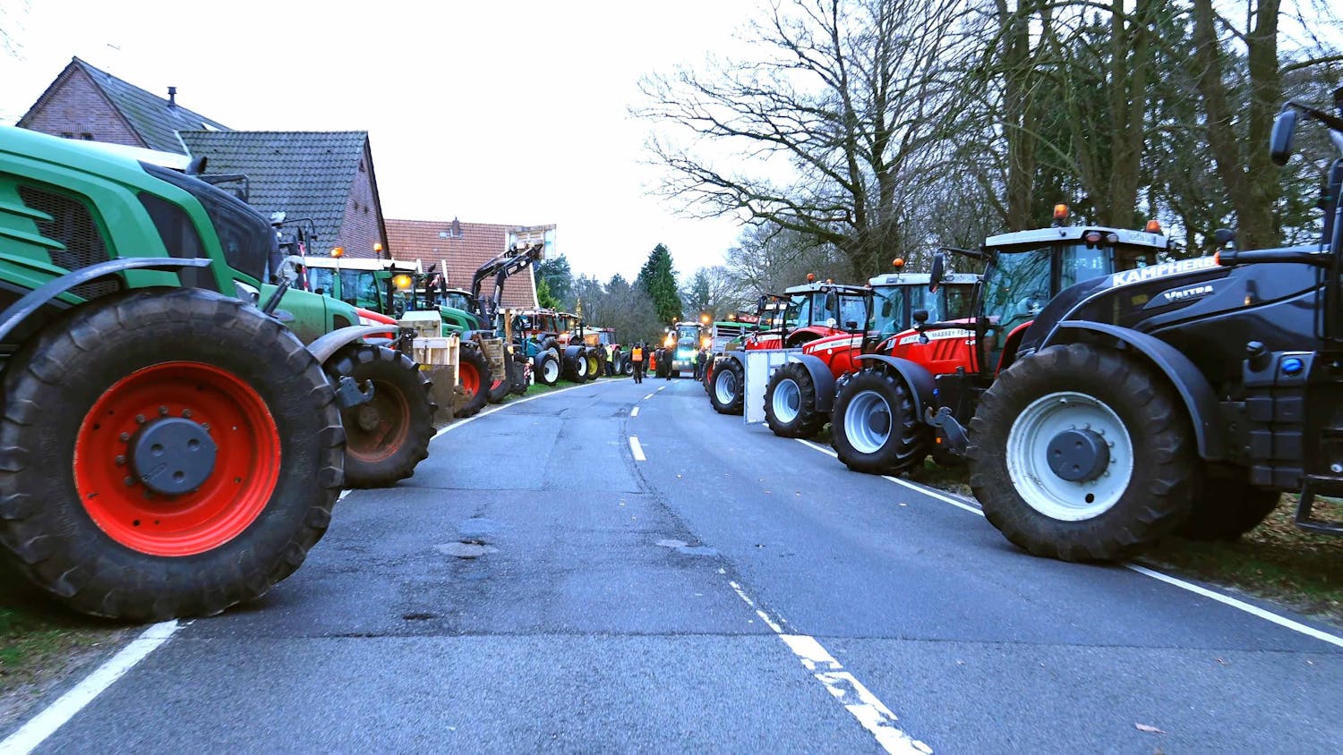 Deutsche Städte wegen Bauernprotesten unzugänglich, auch Bürger demonstrieren