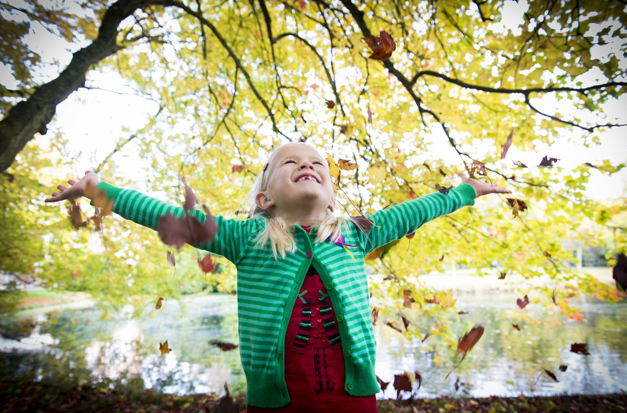 DEN HAAG ILLUSTRATIE - Een meisje gooit herfstbladeren in de lucht. ANP XTRA ROOS KOOLE
