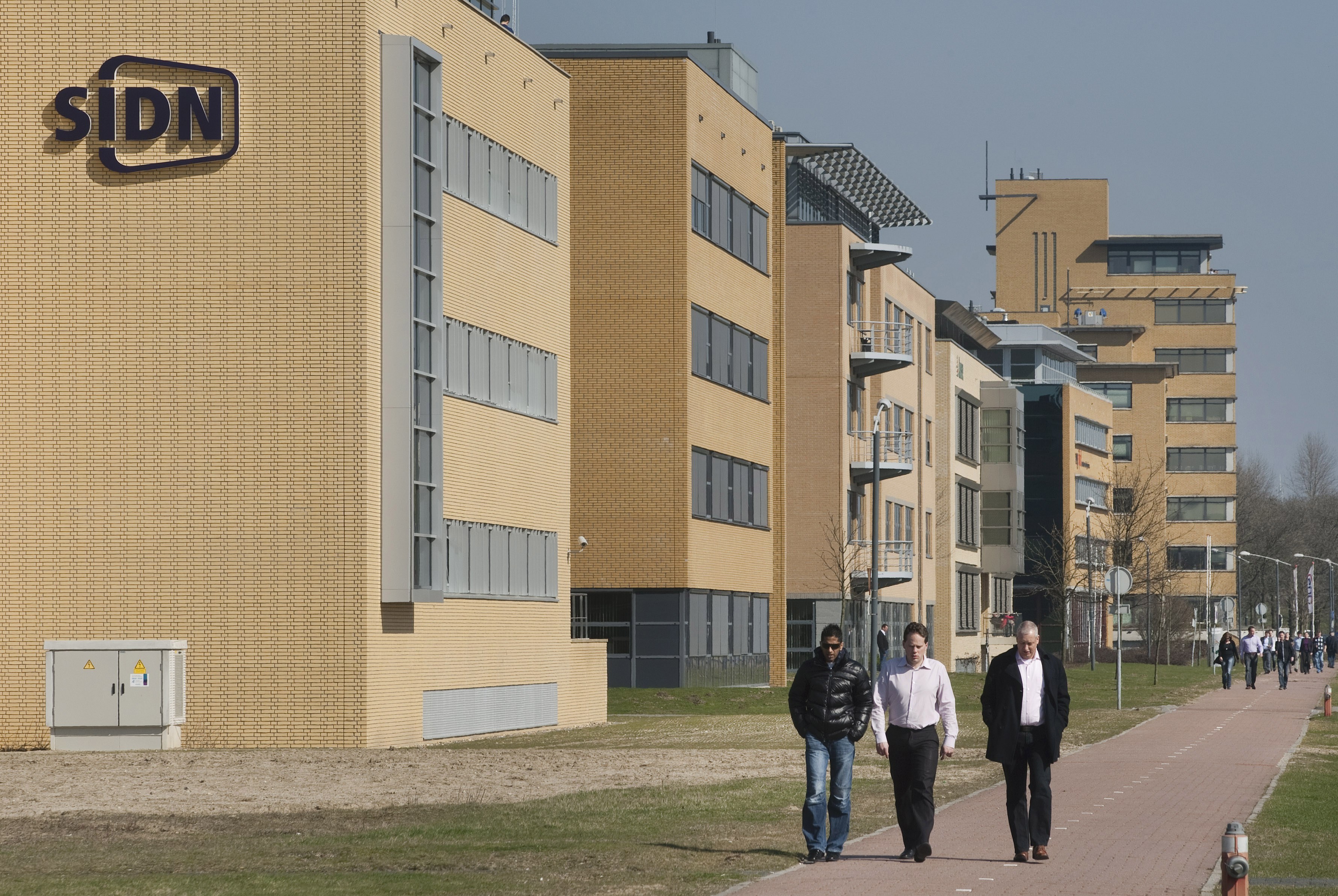 De organisatie achter de .nl-domeinnamen gaat zijn infrastructuur bij Amazon onderbrengen. Volgens Stichting Internet Domeinregistratie Nederland (SIDN) zou dat het technisch beheer makkelijker maken, maar techondernemer Bert Hubert vindt het een slecht idee. ‘De hele IT-industrie is heel snel bezig al zijn servers te verhuizen naar cloud-operators. Dat is best wel te begrijpen, maar in Europa houden we bijna niks meer over.’ Foto : Luuk van der Lee / Hollandse Hoogte