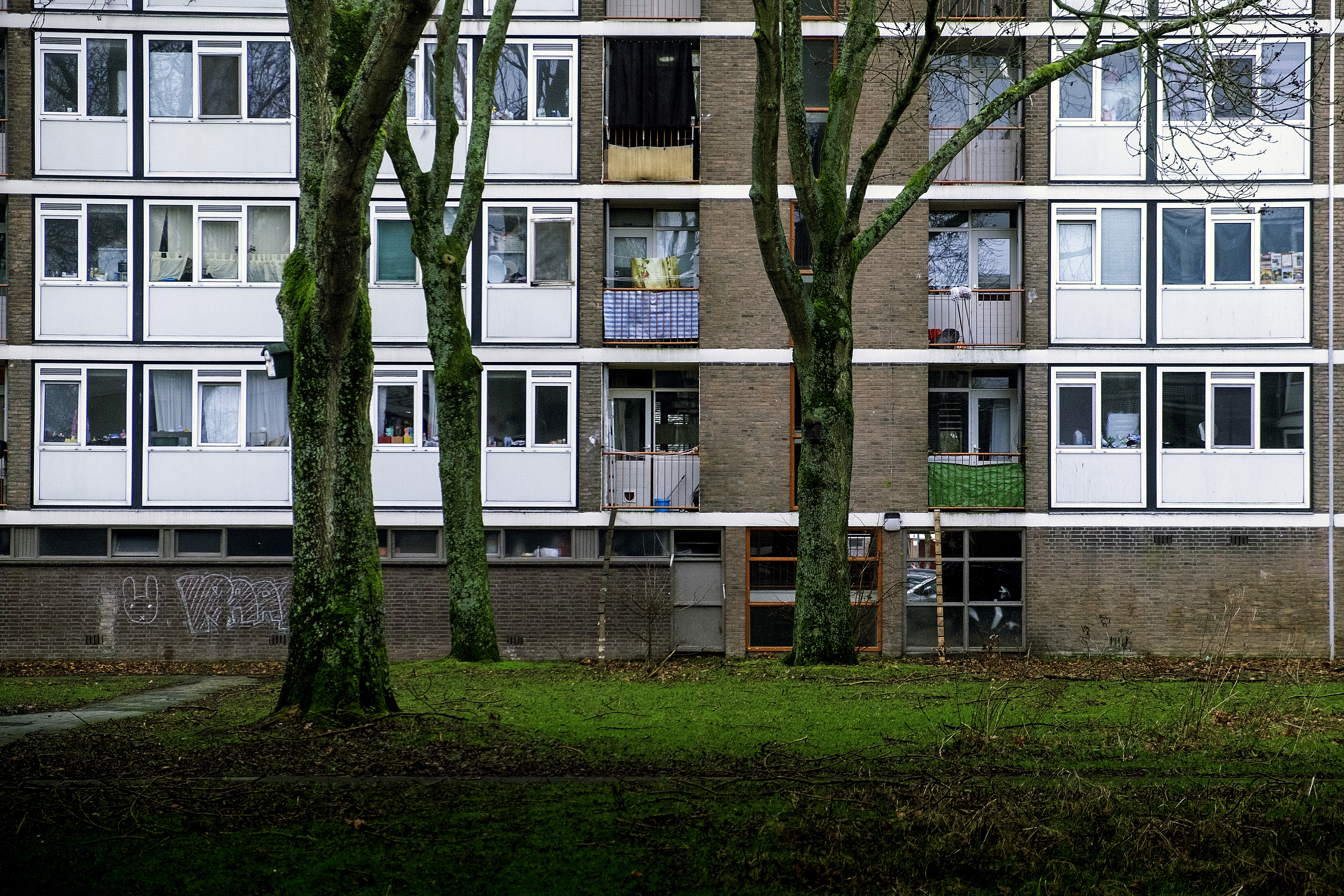 De rechtbank Amsterdam heeft geoordeeld dat enkel glas in huurwoningen als een gebrek kan worden aangemerkt.  Deze uitspraak kan belangrijke gevolgen hebben voor zeker één miljoen huishoudens in Nederland, en vooral voor huiseigenaren.  De zaak is aangespannen door een bewoner van een monumentaal huurpand, waardoor binnen vier maanden dubbel glas of huurverlaging moet worden aangebracht.