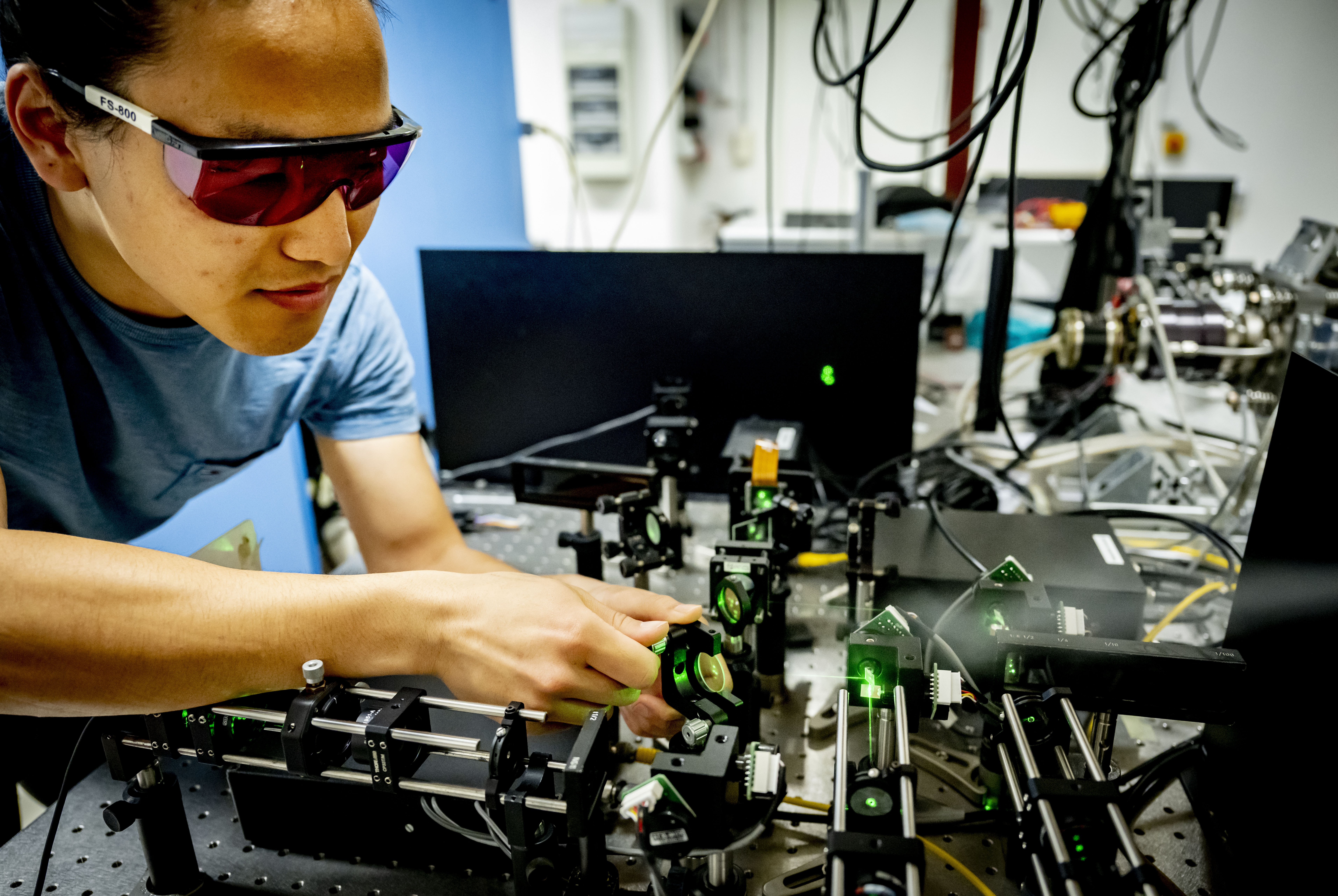 Een student in actie aan de TU Delft.  De Technische Universiteit Delft is een Nederlandse technische universiteit gelegen in de stad Delft.