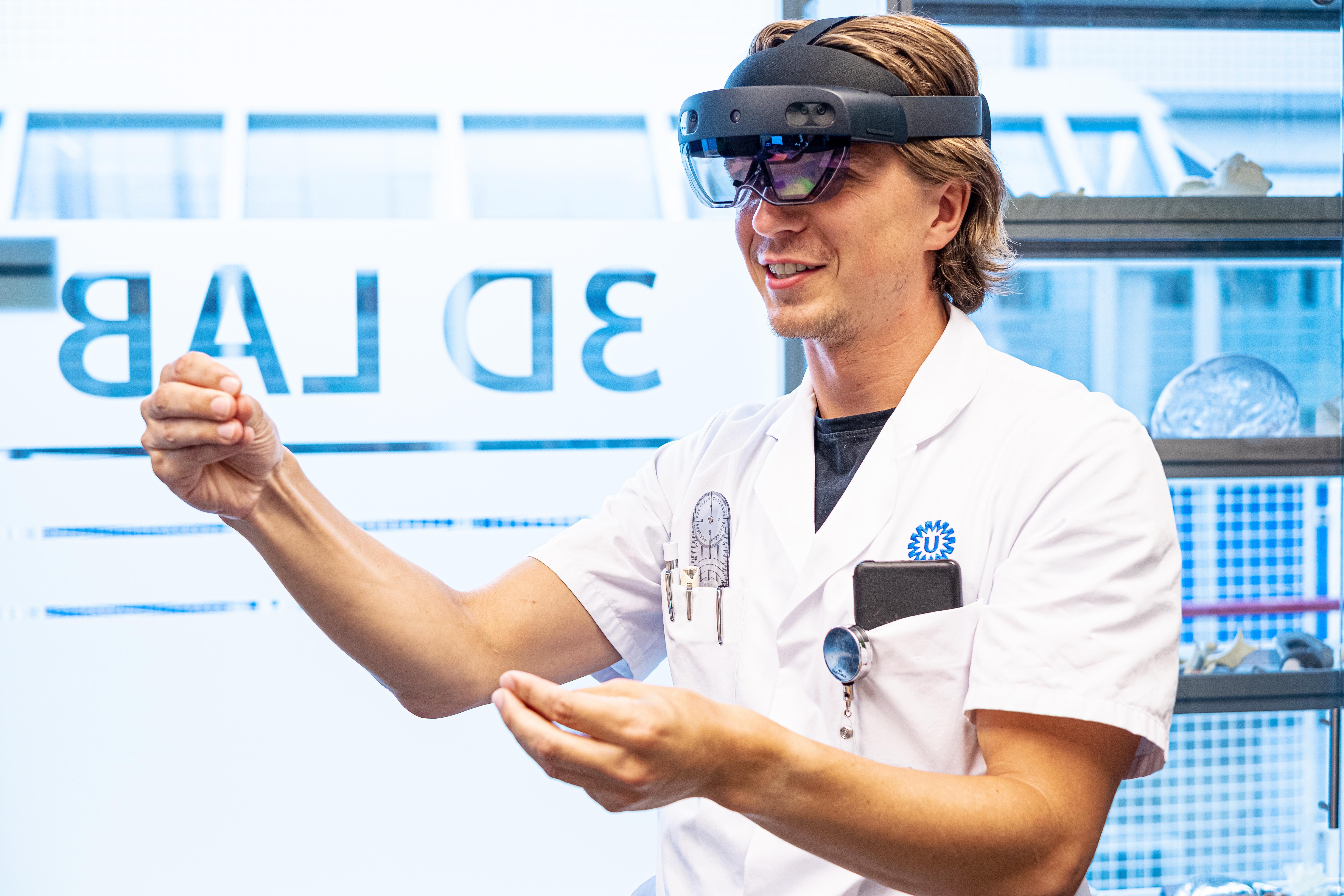 Virtual reality has been used in surgery for about six years, with increasing success.  At Erasmus MC, 3D models are created almost every day based on CT scans, ensuring more accurate interpretations of scans, says Dr. Alexander Maat, cardiopulmonologist at Rotterdam Hospital.