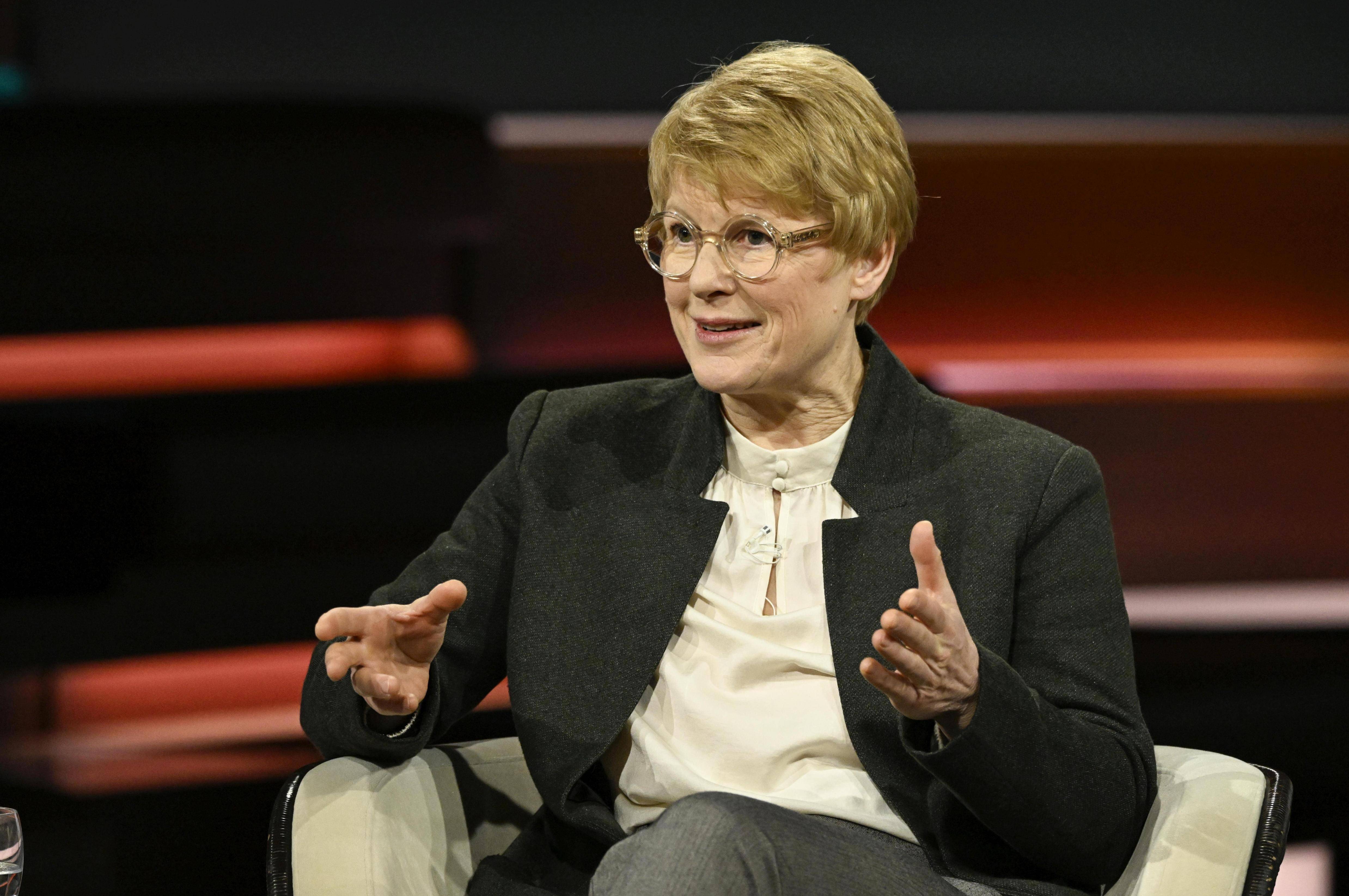 Der Aufstieg der extremen Rechten in Deutschland stellt eine Gefahr für die Wirtschaft dar, da ausländische Fachkräfte von der Arbeitsaufnahme im Land abgehalten werden könnten. Das hat die große deutsche Ökonomin Veronika Grimm gesagt. Grimm ist Mitglied des Sachverständigenrats, der aus fünf Wirtschaftsexperten besteht. Der Rat ist das wichtigste Wirtschaftsberatungsgremium der Bundeskanzlerin.