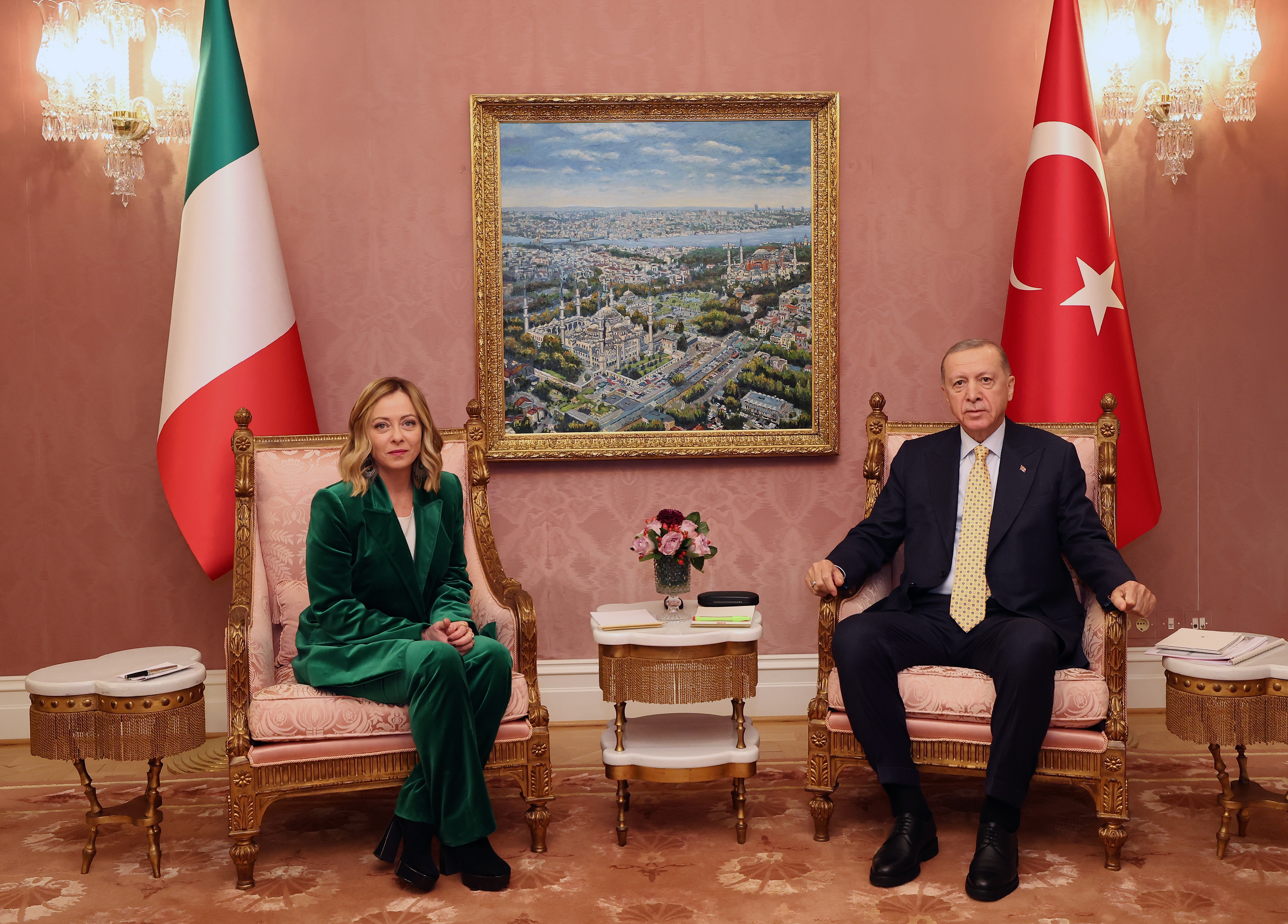 A gennaio la Meloni ha incontrato a Istanbul il presidente turco Recep Tayyip Erdogan.  I colloqui includevano l’Africa, in particolare la Libia, ex colonia italiana con molta influenza e una base militare ad Ankara.  Insignificante: la Libia costituisce un importante disincentivo per i migranti verso l’Europa, che l’UE vede come una grave minaccia.