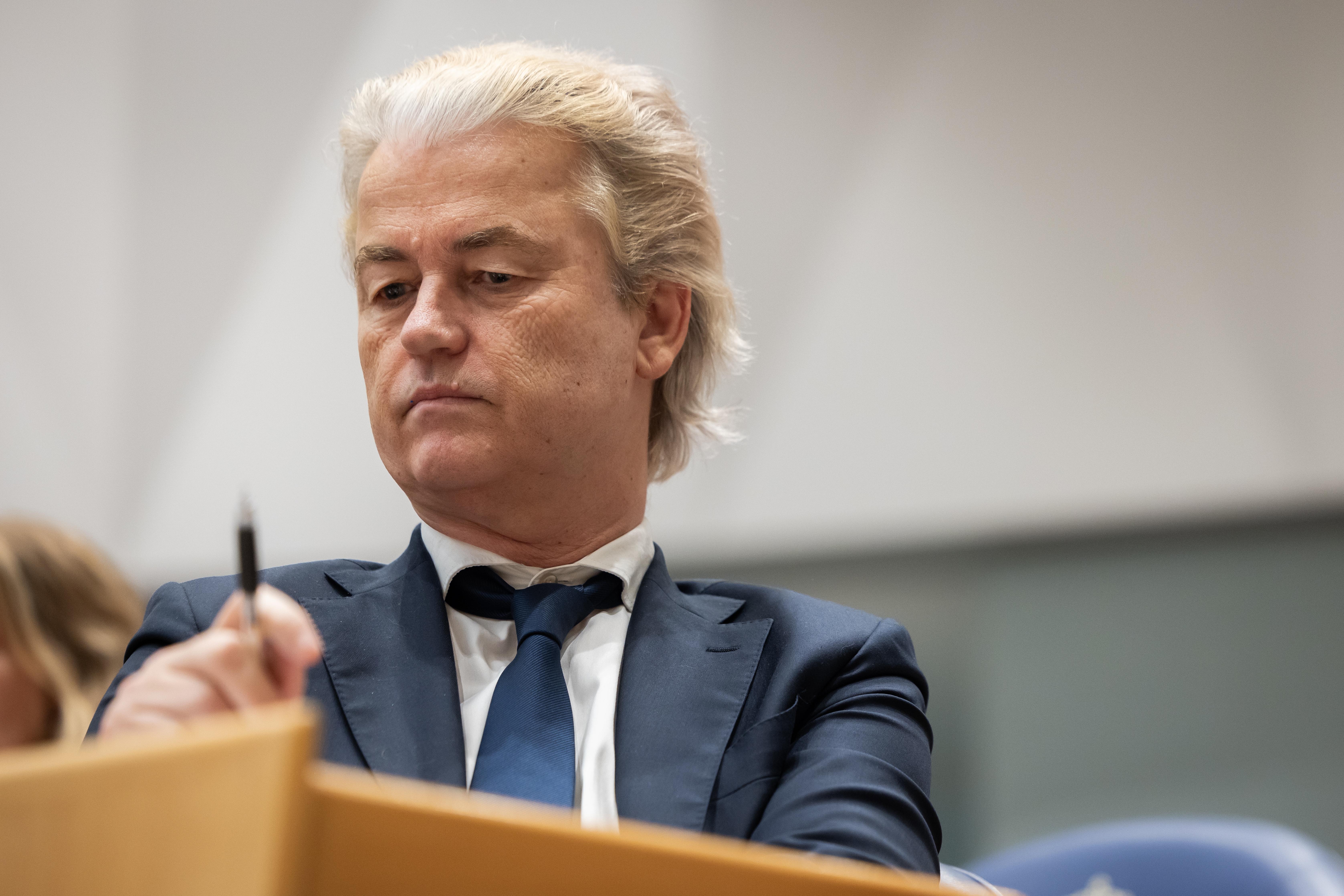 PVV-leider Geert Wilders draagt ​​twee nieuwe informanten voor die de onderhandelingen over een nieuw kabinet moeten leiden.  Die functie wil hij toevertrouwen aan Elbert Dijkgraaf, voormalig SGP-gedeputeerde, en CDA-staatsraad Richard van Zwol.