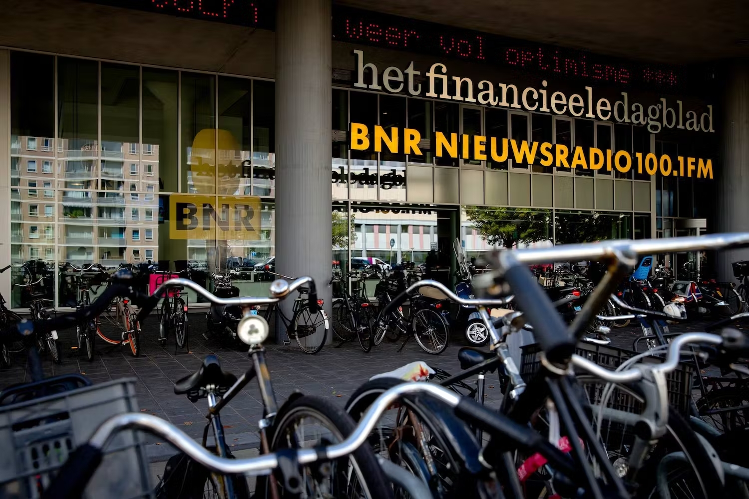 De uitzendingen werden vrijdagochtend hervat vanuit de studio op het Prins Bernhardplein in Amsterdam.