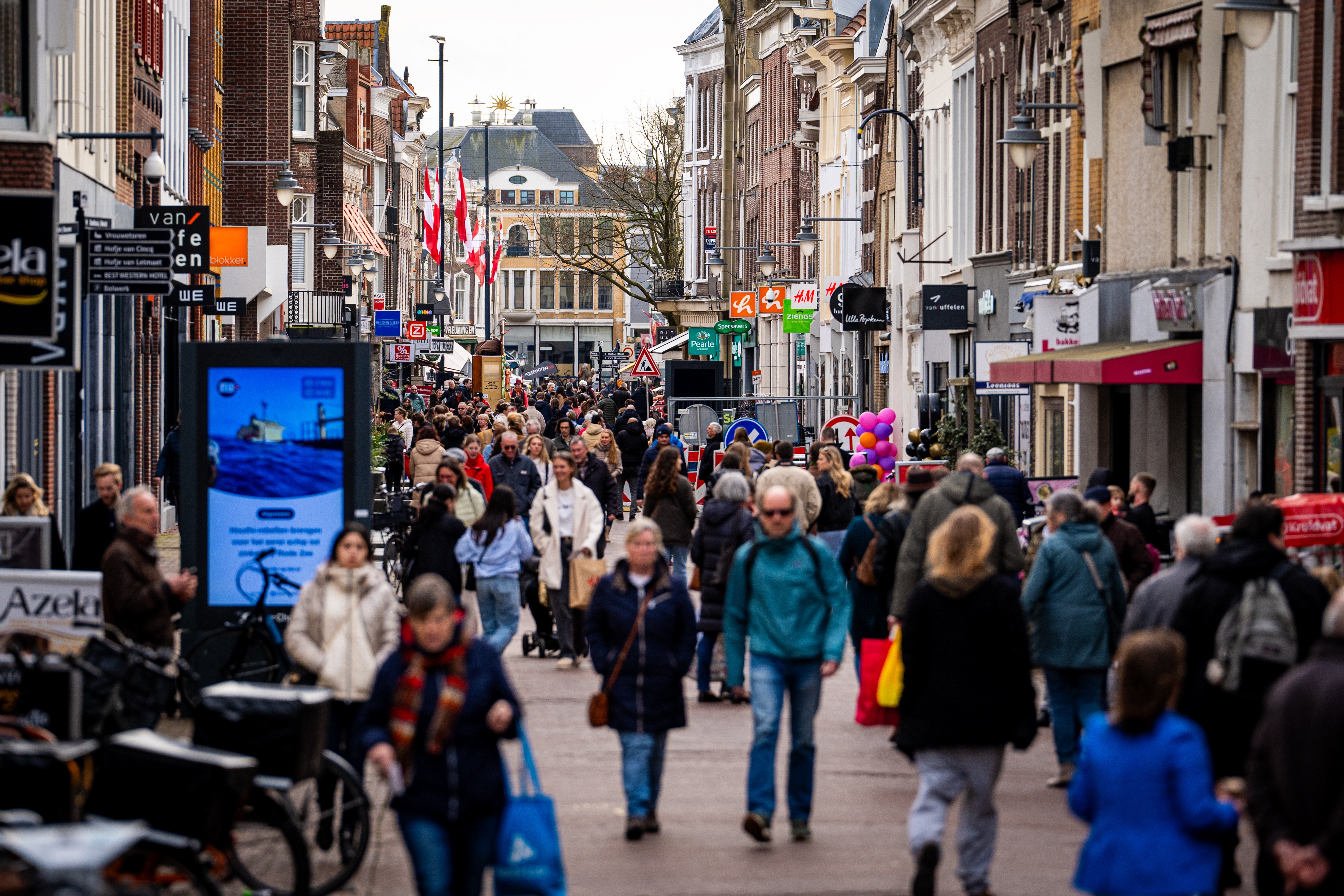 Het begrotingstekort voor 2023 was met 0,3 procent van het bbp wederom veel lager dan eerder werd gedacht, blijkt uit cijfers van het Centraal Bureau voor de Statistiek (CBS).  Een paar maanden geleden voorspelde het ministerie van Financiën een tekort van 1,8 procent van het bbp.  Genoeg geld, zou je denken.  Maar volgens macro-econoom Arnoud Boot is het belangrijk dat een nieuw kabinet kritische beslissingen neemt.  ANP / Hollandse Hoogte / Tobias Kleuver