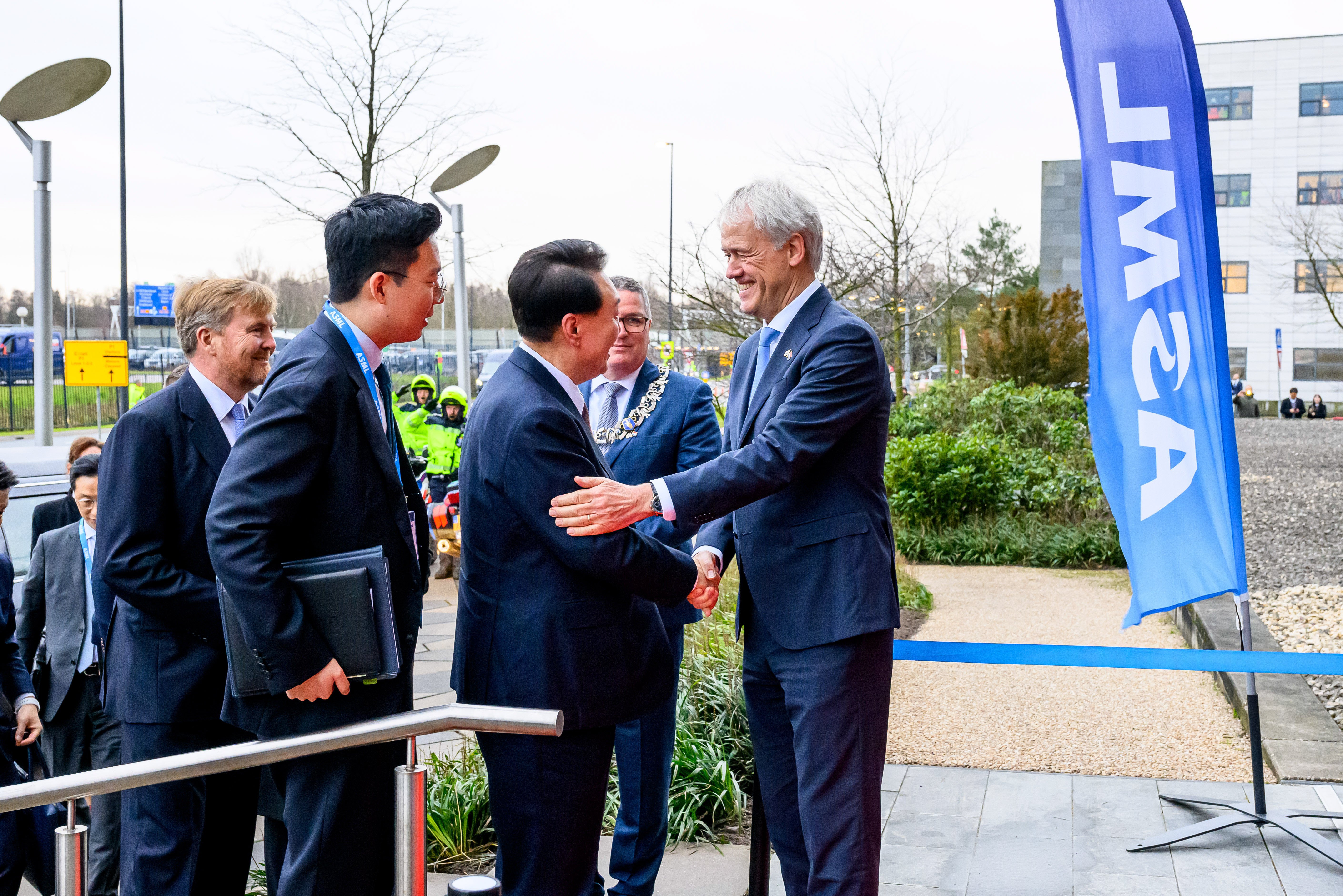 Koning Willem-Alexander en de president van Zuid-Korea tijdens een bezoek aan ASML.  Versteeg vindt dat de partijen in oprichting het belang onderschatten van het internationaal openhouden van Nederland.