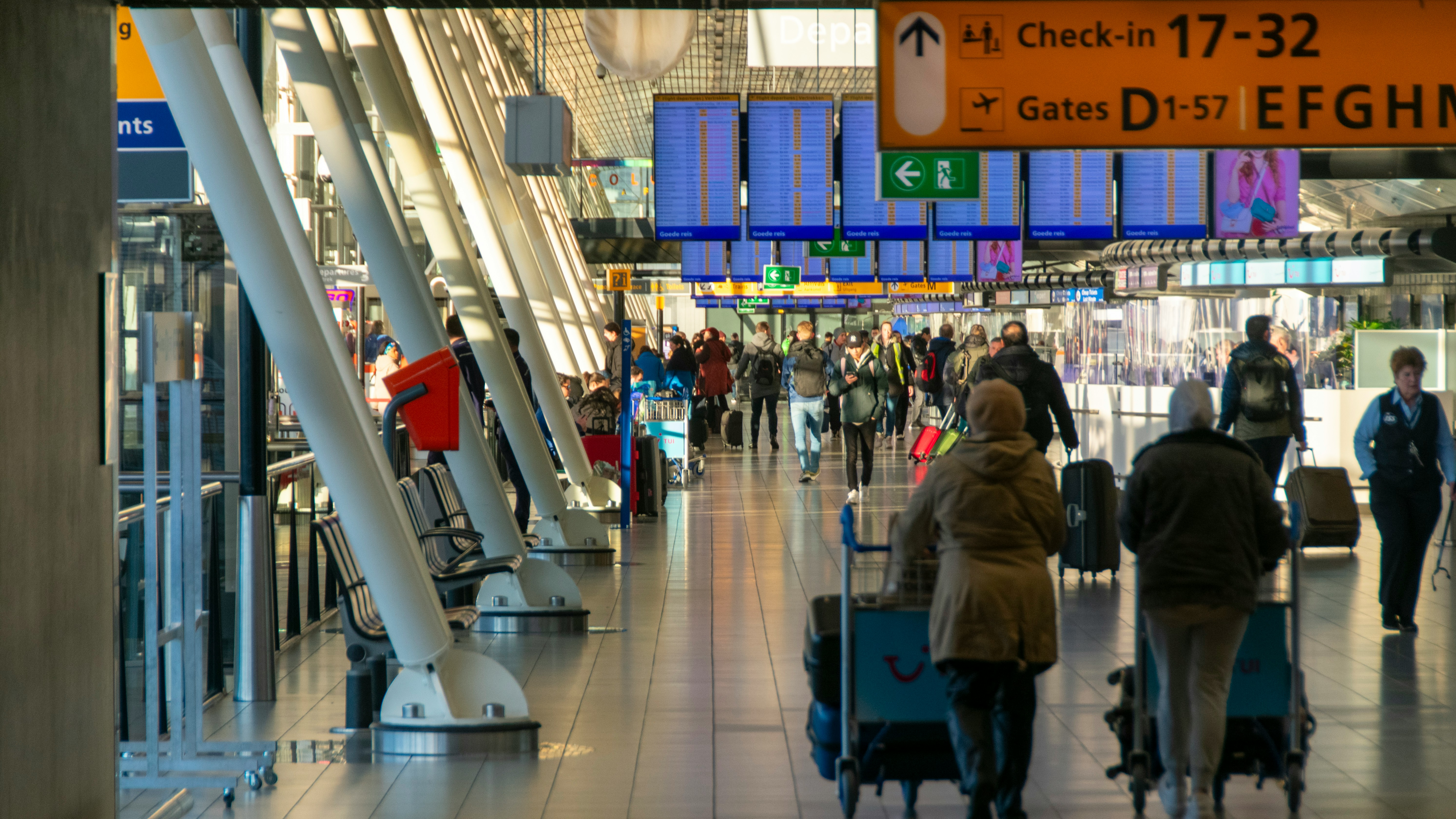 Momenteel zijn er zes bedrijven die bagage afhandelen op Schiphol, wat volgens de minister te veel is vergeleken met andere luchthavens in Europa.  Foto: Pim de Boer