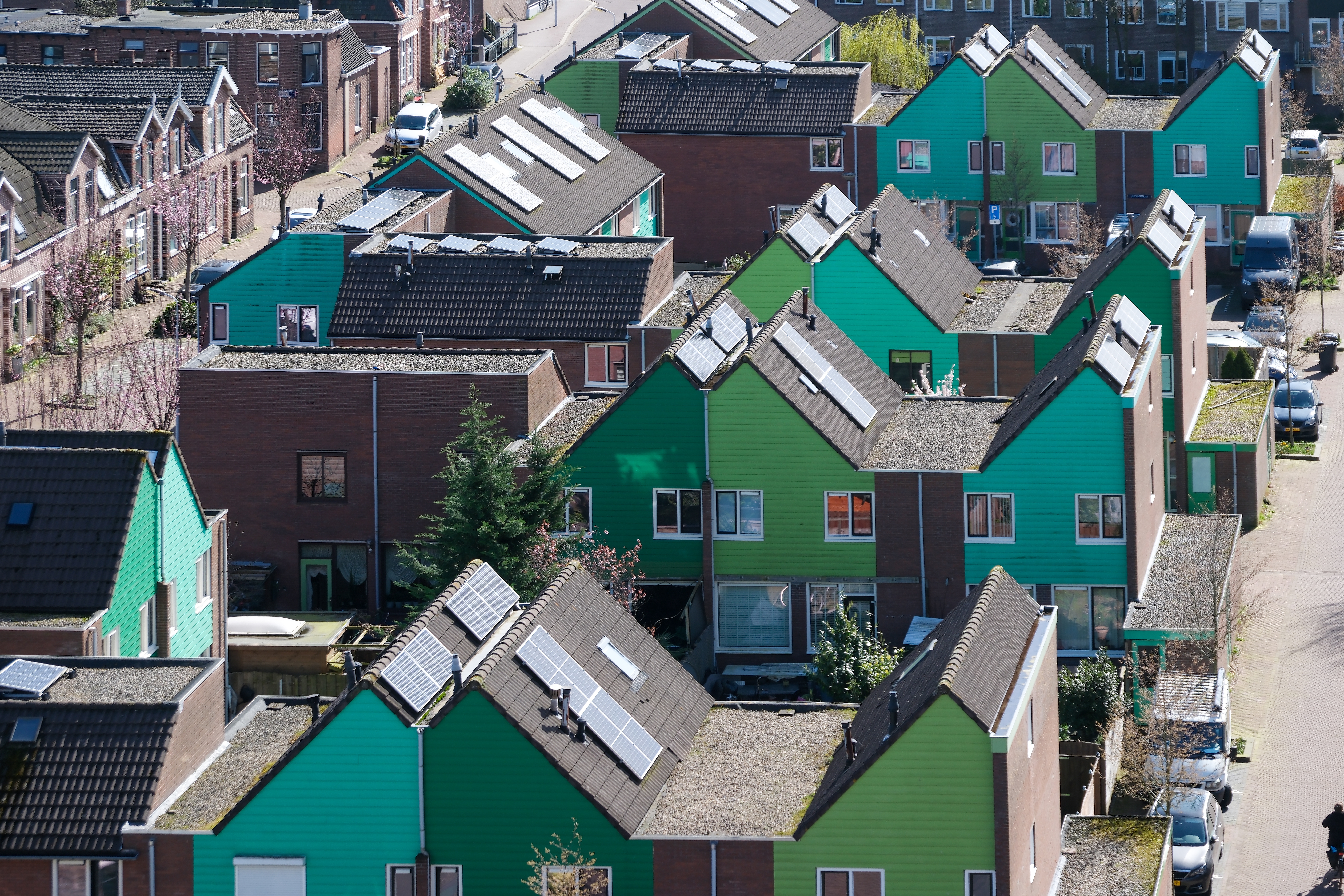 Nederland – Zaandam.  De Russische wijk met sociale woningen.  Woningstichting ZVH heeft zonnecollectoren op het dak laten plaatsen.  Foto: ANP / Hollandse Hoogte / Kim van Dam