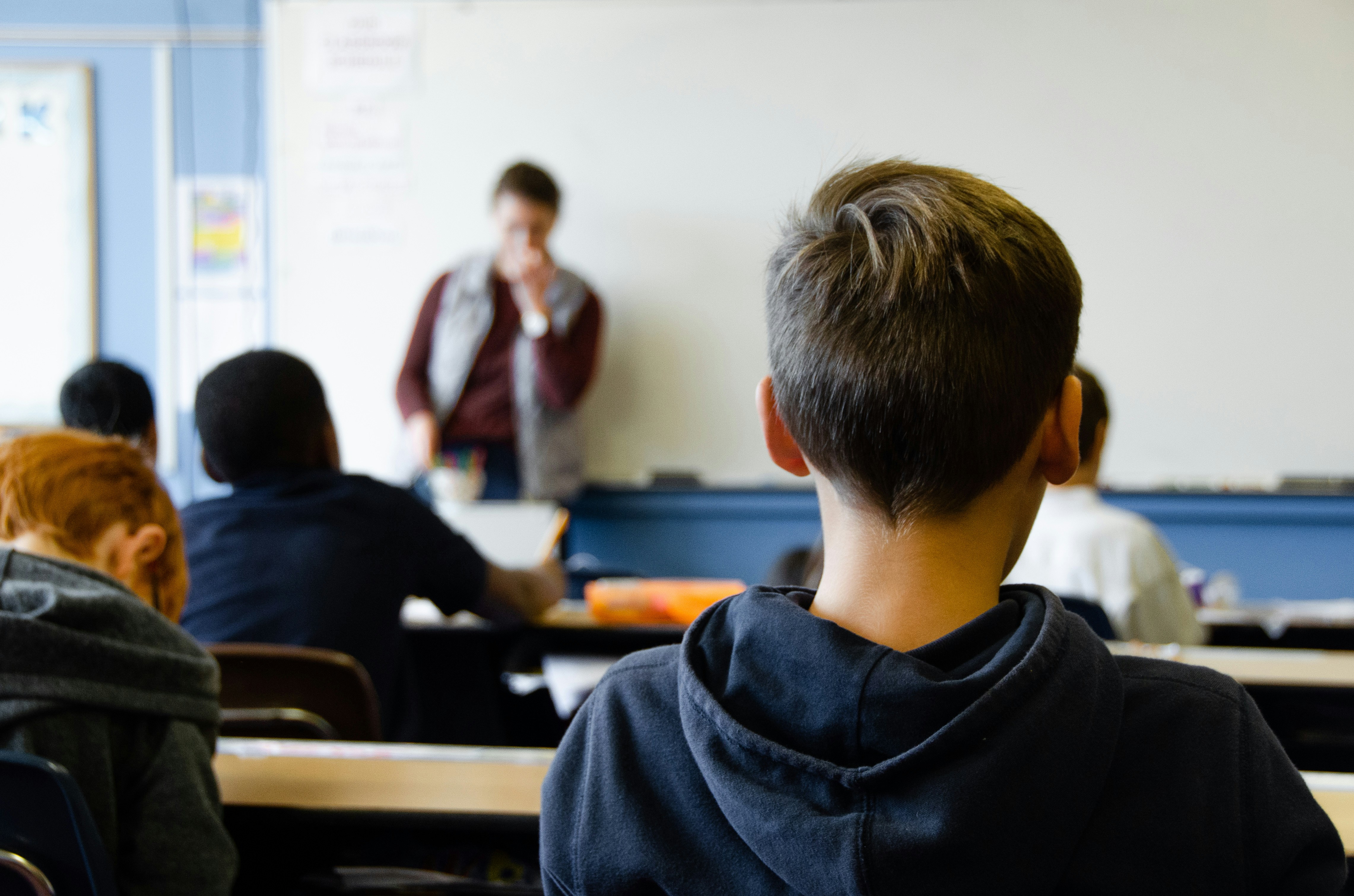 Studenten die afstuderen aan de universiteit vinden snel werk.  Dit geldt vooral voor mensen die een lerarenopleiding hebben afgerond.