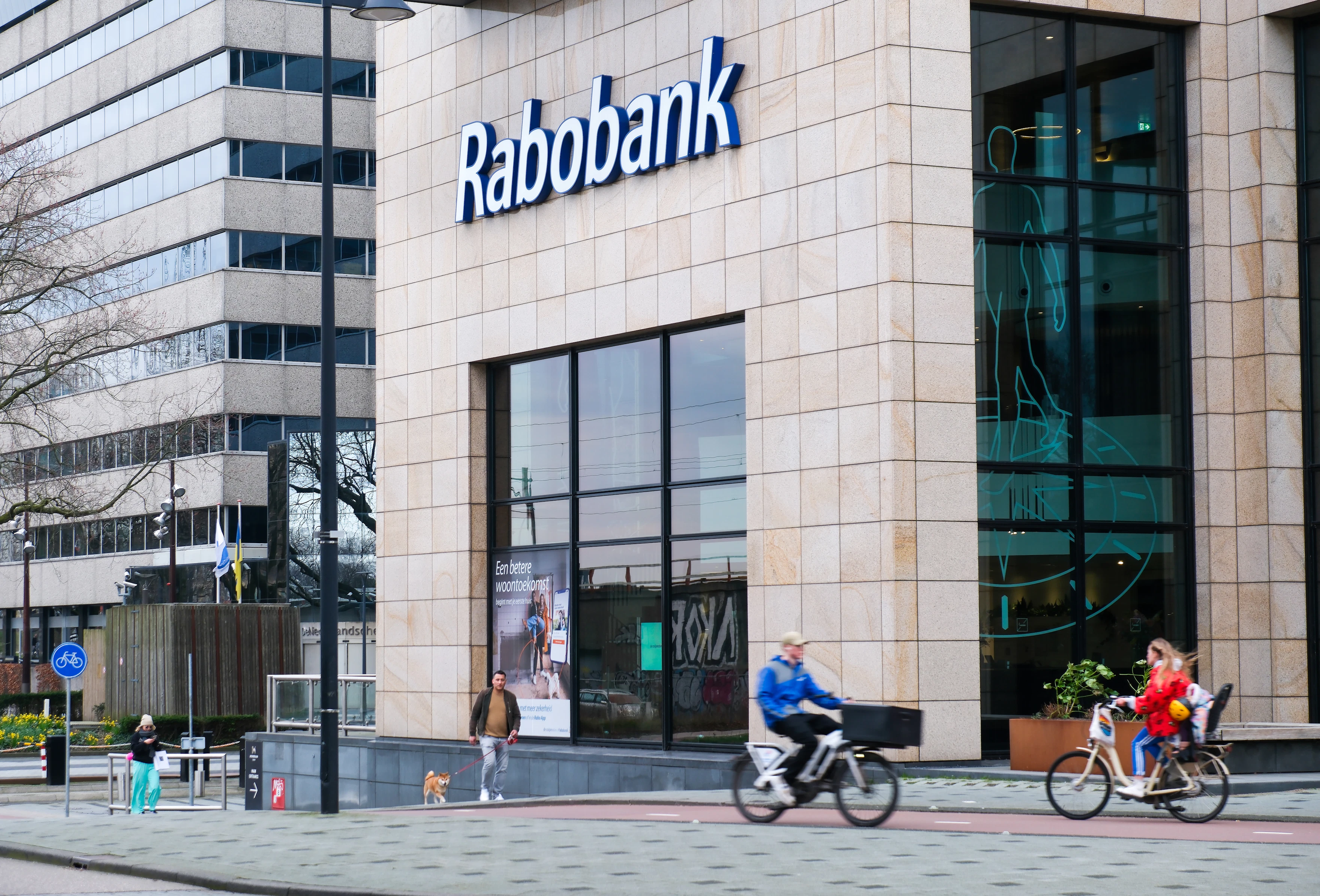 Rabobank reorganiseert, stapt af van coöperatieve karakter | BNR ...