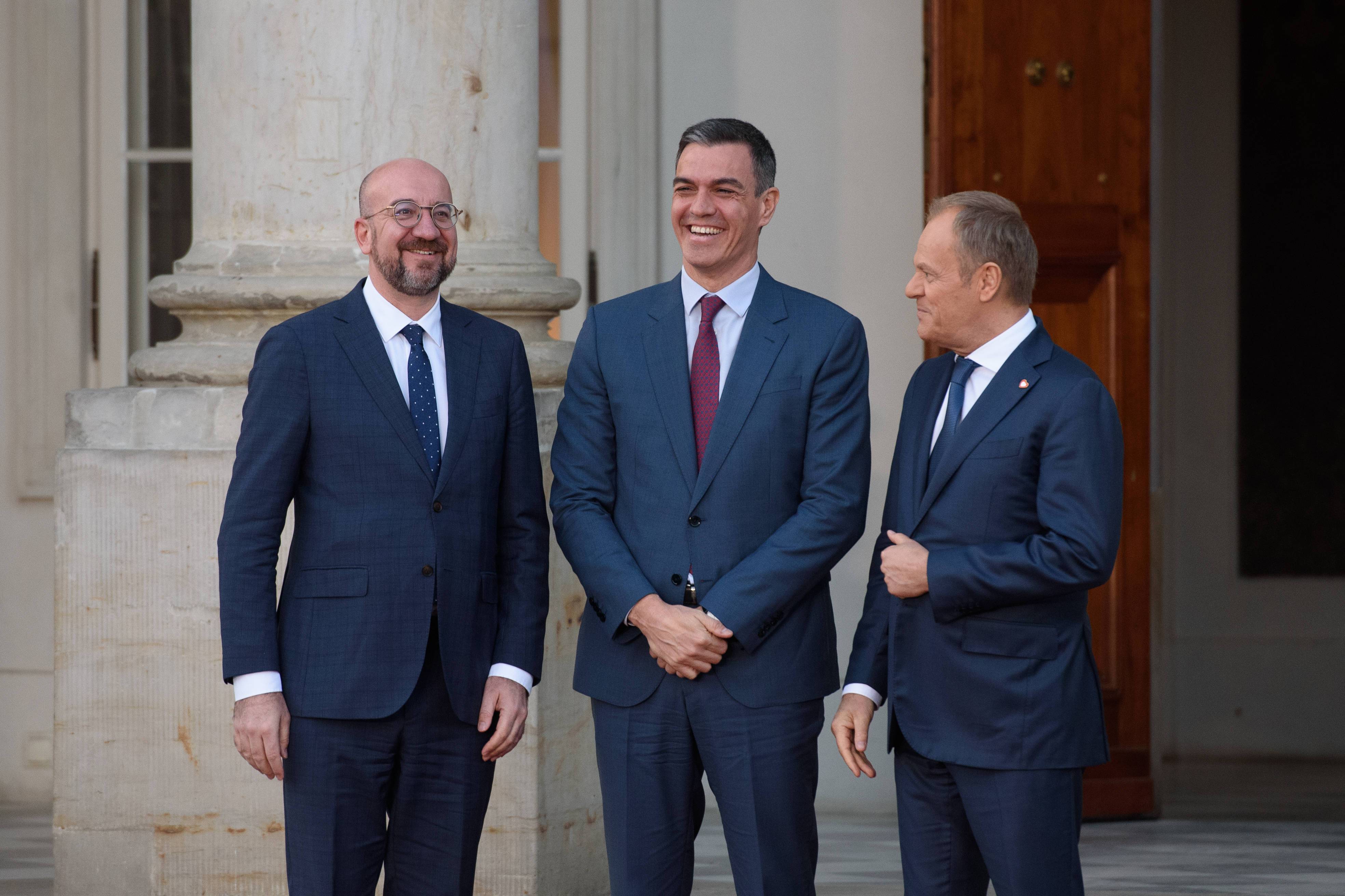 Gisteravond was Sánchez (midden) uitgenodigd voor een informeel diner in Warschau, bijgewoond door de voorzitter van de Europese Raad, Charles Michel.