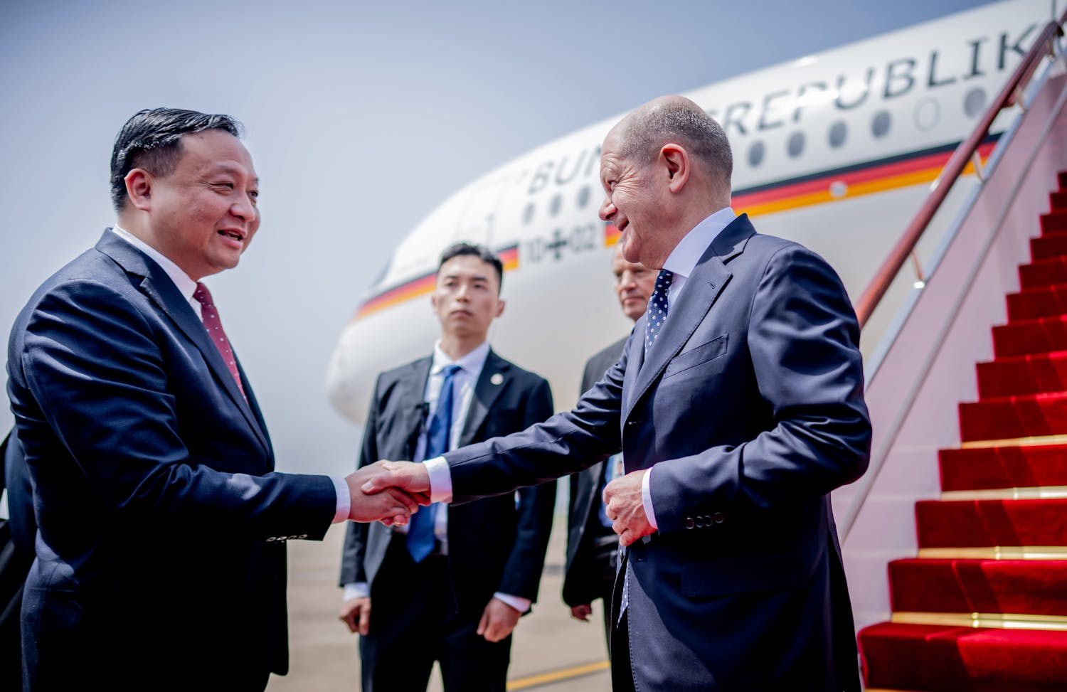 Scholz visits Xi Jinping on crucial trade trip